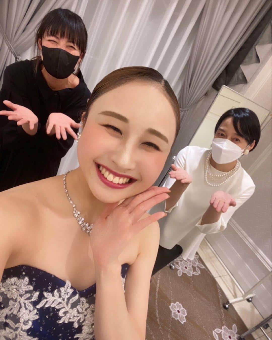 沢口千恵さんのインスタグラム写真 - (沢口千恵Instagram)「✳︎  11/13.14に宝塚ホテルにて 『音くり寿Take&Live』の 構成演出をしました🫶  くり寿ちゃんも宝塚歌劇団を 卒業してからすぐの 始めての公演だったので  特に丁寧に、大切に、大切に しっかり心をかけてお話しをして つくりました。  ピアノの武永京子さんとも ステージを公演をどうしたいのか  それならば 曲をどうアレンジしていくのか  どう表現していくかなどの  イメージを３人で共有して それぞれのアイデアを重ねて。  くり寿ちゃんは ストイックでありながらも柔軟で 発想とユーモアに溢れて 優しくてエネルギッシュ。  だからこそ一回一回のリハーサルも濃密。 それは大変も乗り越えられる幸福。  本番ではピアノの京子さんと くり寿ちゃんの息がぴったりで  オーケストラのアレンジに 耳が慣れた曲たちなのに  歌とピアノ1本であることに 気づかないくらいの 充実感のある公演になりました。  振付のついた『顎で受けなさい』も 『大正デモクラシーガールズ』も 魅力が溢れていて素敵でした。  Talk&LiveというTalkありきの舞台を どう表現するかも アイデアや個性を生かして ひとつの『音くり寿ならでは』の 形ができたかなと思います🕊  なんでも頑張りすぎちゃうくらい 誠実で努力家のくり寿ちゃん。  一歩進んだ後に 振り返る勇気のあるくり寿ちゃん。  またここから新しい世界に響く 『音くり寿』の存在が  より豊かな倍音で 美しく輝く場所と たくさん出会えますように。  心と願いを込めて。  ✳︎  そして新しい宝塚ホテルは 初めてだったので こちらもどきどきわくわくでした。  機材も充実していてスタッフさんとの 制作もとても楽しかったです。  皆さま、ありがとうございました♪  ✳︎  3枚目はまだ自撮りに慣れない ぎこちないくり寿ちゃんと共に、笑  #音くり寿 #宝塚ホテル #阪急交通社」11月15日 21時51分 - chiesawaguchi