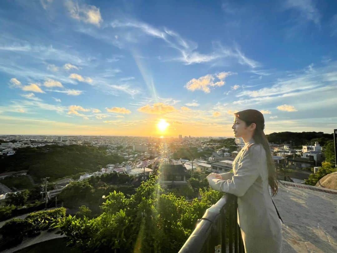 松田るかさんのインスタグラム写真 - (松田るかInstagram)「めちゃ良い景色！！ 沖縄セルラーさんのCM撮影の時のオフショットを今更ながら…😌 最高の天気でした◎ 那覇は栄えてるな〜と遠くを眺めています。  どこかに絶対水平線が見えるのは、沖縄ならではの景色かもしれないですね🏝」11月15日 21時52分 - imrukam