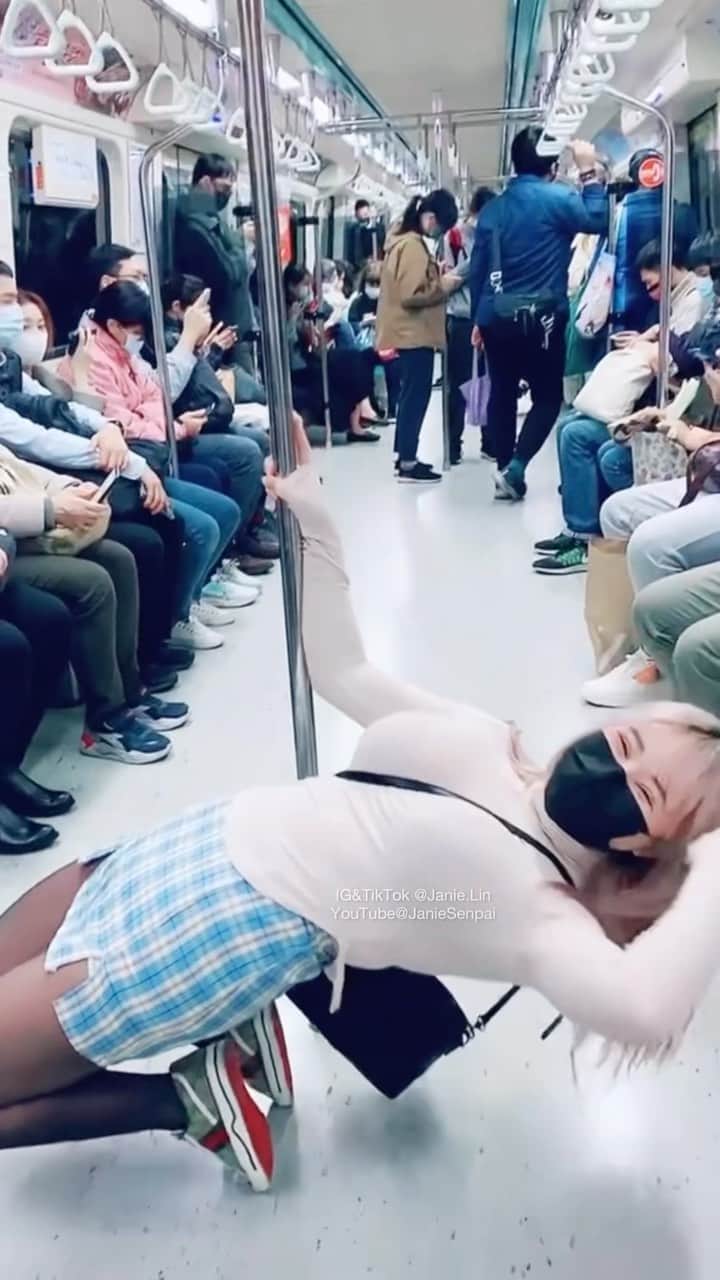 泥泥林のインスタグラム：「Everyone on Taipei metro is phubber lol😂 就… 給大家看看台北人的科技冷漠（大誤！  YT：宅泥日常，日更 #shorts 中～ 訂閱起來🫶 YouTube shorts update daily on JanieSenpai, go sub✌️  #tiktok : @janie.lin  #youtube : @JanieSenpai」