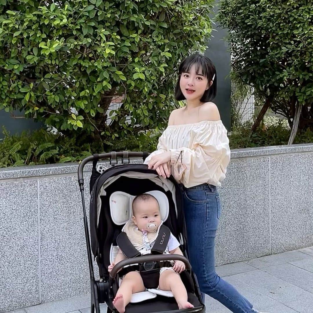 柯柯YELIZのインスタグラム：「帶小孩出門真的好累 具體累什麼也不知道 光出門就好忙了😂 帶的東西跟搬家一樣  出門不是路程中大便 不然就是到了想睡覺 或是無原因的就是不爽😹  最近帶出門比較好了🥹 帶小孩出門還可以拍美美照片 的媽咪真的太厲害了😭  紀錄第一次帶欸比去天文館 看來跟媽媽一樣對天文沒興趣 完全沒表情🥲  雖然累還是很期待帶欸比去不同的地方！希望之後可以給面子一下笑一個🙈  歡迎媽咪們推薦溜嬰的地方給我❤️」