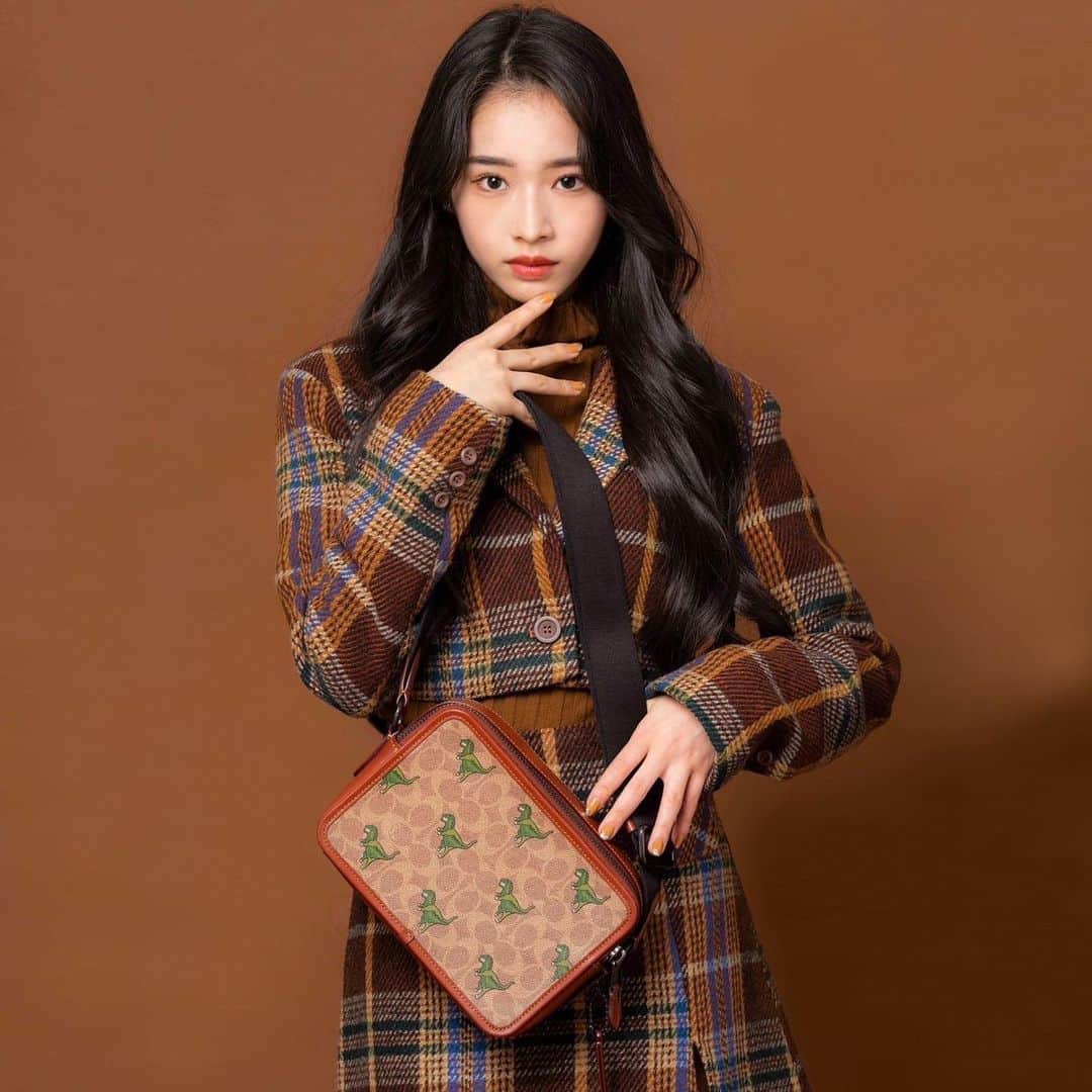 天翔天音のインスタグラム：「‪𓂃 𓈒  @coach から Rexyレキシーの新作バッグが登場🦖🤍  キュートなレキシーがポイントの チャーミングなショルダーバッグ👜 この秋で一番のお気に入り❤︎  @coach @coach_japan   #CoachNY #coachJapan #コーチレキシー #Rexy #コーチ  #christmas #holiday #gift #05 #model #ootd」