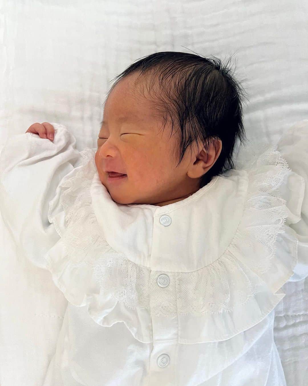 森川真帆のインスタグラム：「先日、第一子を出産しました🕊🤍 とっても元気な男の子で母子共に健康です！  やっと会えた嬉しさと、お腹の中にもういない寂しさと、いろんな感情が湧き出て間違いなく人生で忘れられない一日になりました。  産まれてきてくれてありがとう👶🏻 これから一緒に成長していく日々が楽しみ〜✨✨  #出産報告 #justborn #新生児 #令和4年ベビー #男の子ママ」