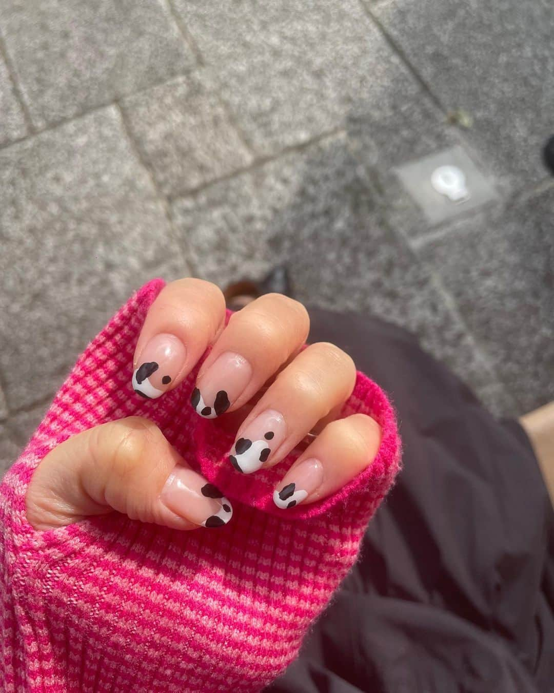 JUNさんのインスタグラム写真 - (JUNInstagram)「🦄💓  うしフレンチ🐄🤍🖤 モウ、かわいっ←  ずっとスクエアだったけど 今回形変えてみた〜 反対の手は前回やったミルクティーカラー☕️ 気にいるとおかわりするタイプ🤤  @kie_556  @k.calla_kii   いつもありがとう😘 らぶを送ります🫶🏻🫶🏻🫶🏻  #牛ネイル #牛フレンチ #うしネイル #フレンチネイル #ネイル #ネイルデザイン #岡崎ネイル #ミルクティーネイル #ラテネイル #カフェラテネイル #秋ネイル」11月15日 22時18分 - aiko_pilates.88