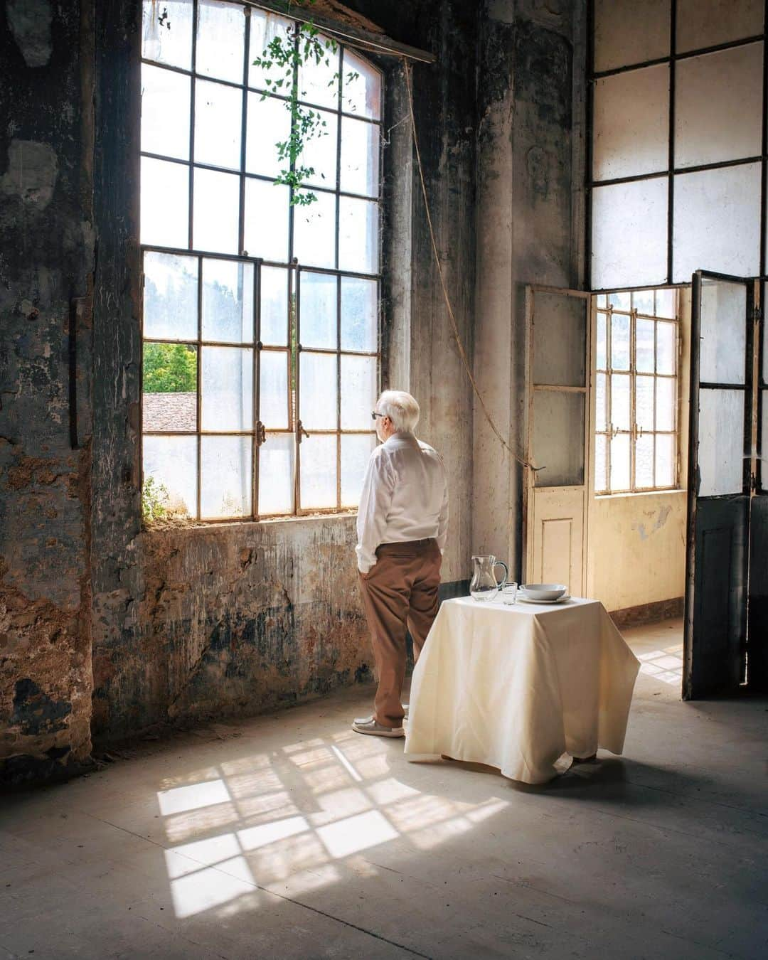 Simone Bramanteさんのインスタグラム写真 - (Simone BramanteInstagram)「{ Paper Mill Portraits } • This weekend was the inauguration of the exhibition of my artistic residence in Fabriano.  It was very exciting to see the people I portrayed in the now empty historic factory.  Each story is a value of the relationship between the locals and the factory.  These photos with the entire work are visible this month at the exhibition at @fondazione_fedrigoni_fabriano in Fabriano.  Grazie a tutte le persone che sono venute a vedere il mio lavoro!   Thanks to the curators @umberto_giovannini  @beatricelevorato   and the videomaker @jacoponannibartolucci   #imaginarymagnitude #photocinematica #oftheafternoon #naturelovers #oldtonecollective #lensculture #exploreobserveshare #agameoftones #subjectivelyobjective #noicemag #thisveryinstant #archivecollectivemag #myfeatureshoot #hippomag #fadedaesthetics #artofvisuals #solarcollective #rentalmag #moodmagic #stademagazine #gamutmag #thedreamersplace #takemagazine #negativemag #thinkverylittle #oblivionmagazine」11月15日 22時18分 - brahmino