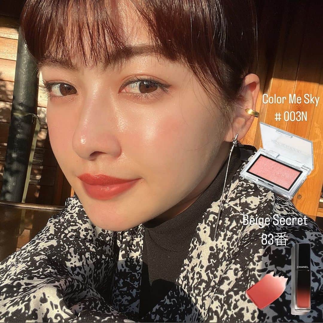 細田彩花のインスタグラム：「台湾グルメ旅行の時のお供メイクアイテム👩‍🏫色持ち◎  リップ▶︎Beige Secret 83番( #ルージュアリュールラック ) @chanel.beauty   チーク▶︎color me sky 003N ( #ザブラッシュニュアンサー ) @addictionbeauty_official . . 💐」