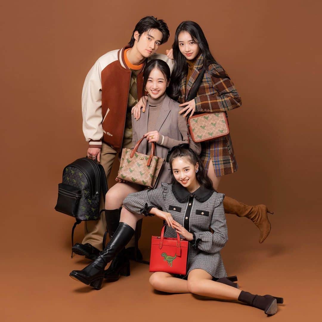天翔天音のインスタグラム：「‪𓂃 𓈒𓏸  今年のChristmas holiday  が待ち遠しい🤍🎁  @coachレキシーコレクションで4人お揃いコーデ♥  @coach @coach_japan  #CoachNY #coachjapan  #rexy #兄弟♡ #family #fujiokafamily」