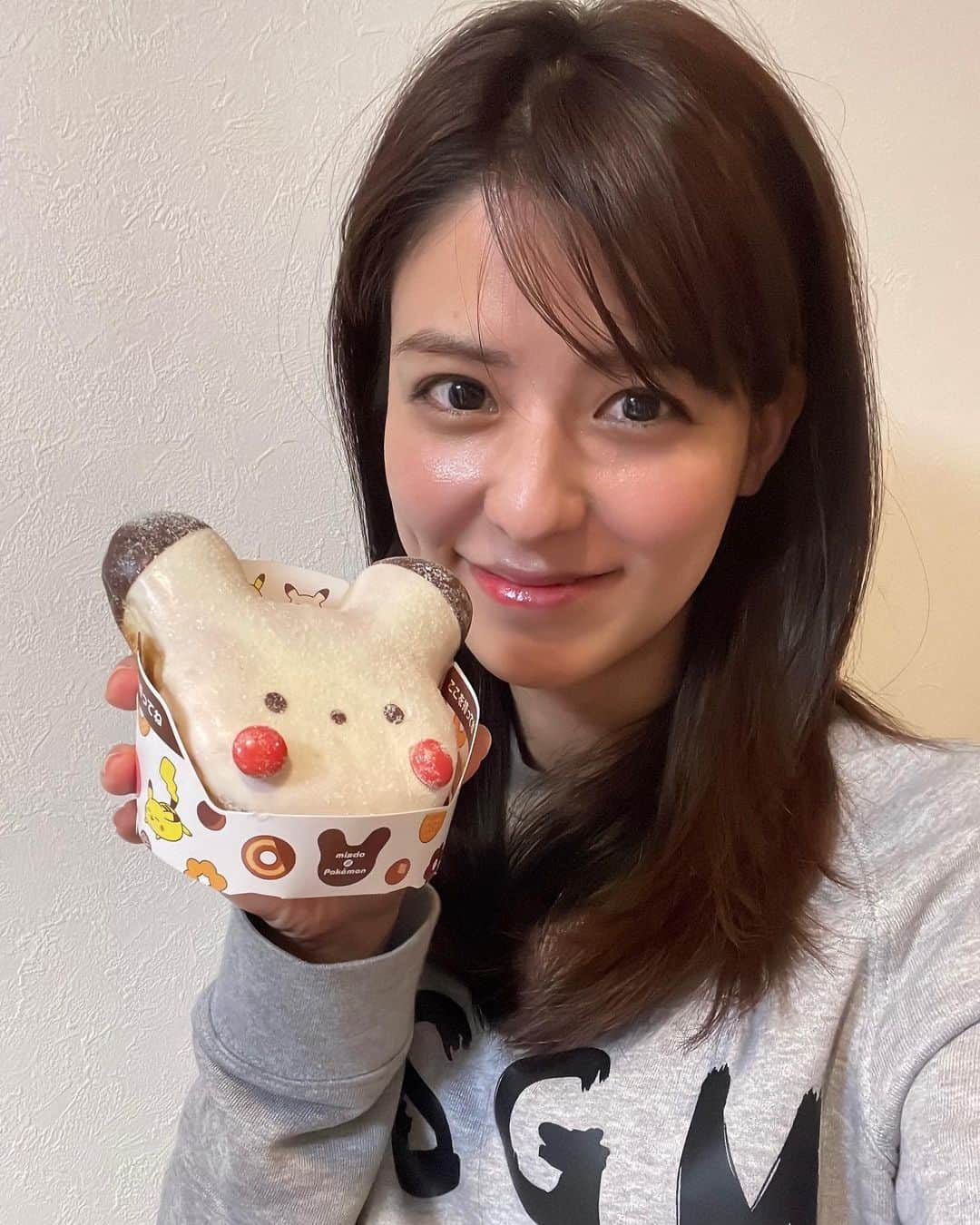 藤井美菜のインスタグラム：「. ピカチュウ⚡️ 피카츄⚡️ Pikachu⚡️ #ピカチュウ#ピカチュウ雪だるま#ミスドポケモンコラボ#ミスド#ミスタードーナツ#ポケモン#ポケモンGO#피카츄#미스터도넛#포켓몬#도넛#Pikachu#MisterDonut#Donut#Pokémon」