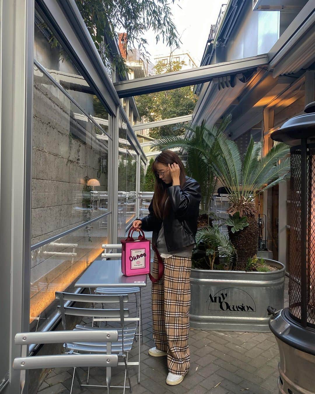 のインスタグラム：「지영언니가 만든 가방 😍 고마워 언니야 넘나 내스타일❤️  @okhee.official   #오키백 #okhee」