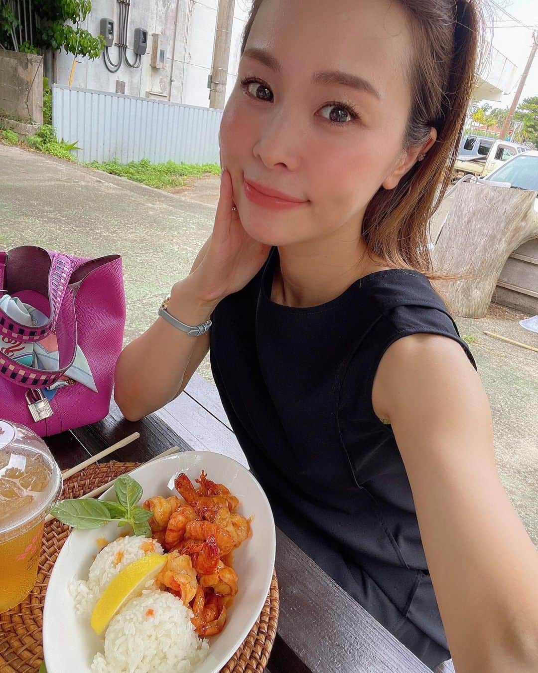 のインスタグラム：「🦄💓  宮古島行ったら絶対食べるよね〜！ の、ガーリックシュリンプ🧄🦐  大ハマりしてる🤤  また絶対食べる〜！ 来年も行くんだもーん🌺✨  #レッドドラゴン #wellness #海好き #海好きな人と繋がりたい #自然派 #自然が好き #自然好きな人と繋がりたい #ピラティス #瞑想 #ナチュラルライフ #サスティナブル #エシカル #暗髪 #宮古島 #宮古ブルー #ootd #艶髪 #韓国ヘア  #シースルーバング #ケツスタグラム #水着女子 #ビキニ  #腹筋女子 #ケツトレ  #ツヤ肌 #くびれ #tattoo #美ボディ #ボディメイク」