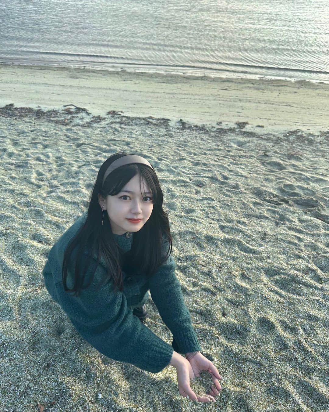 のインスタグラム：「冬の海がいちばんすき⛄️⛱   #ガラスの砂浜  #海  #長崎観光  #九州旅行  #観光スポット」