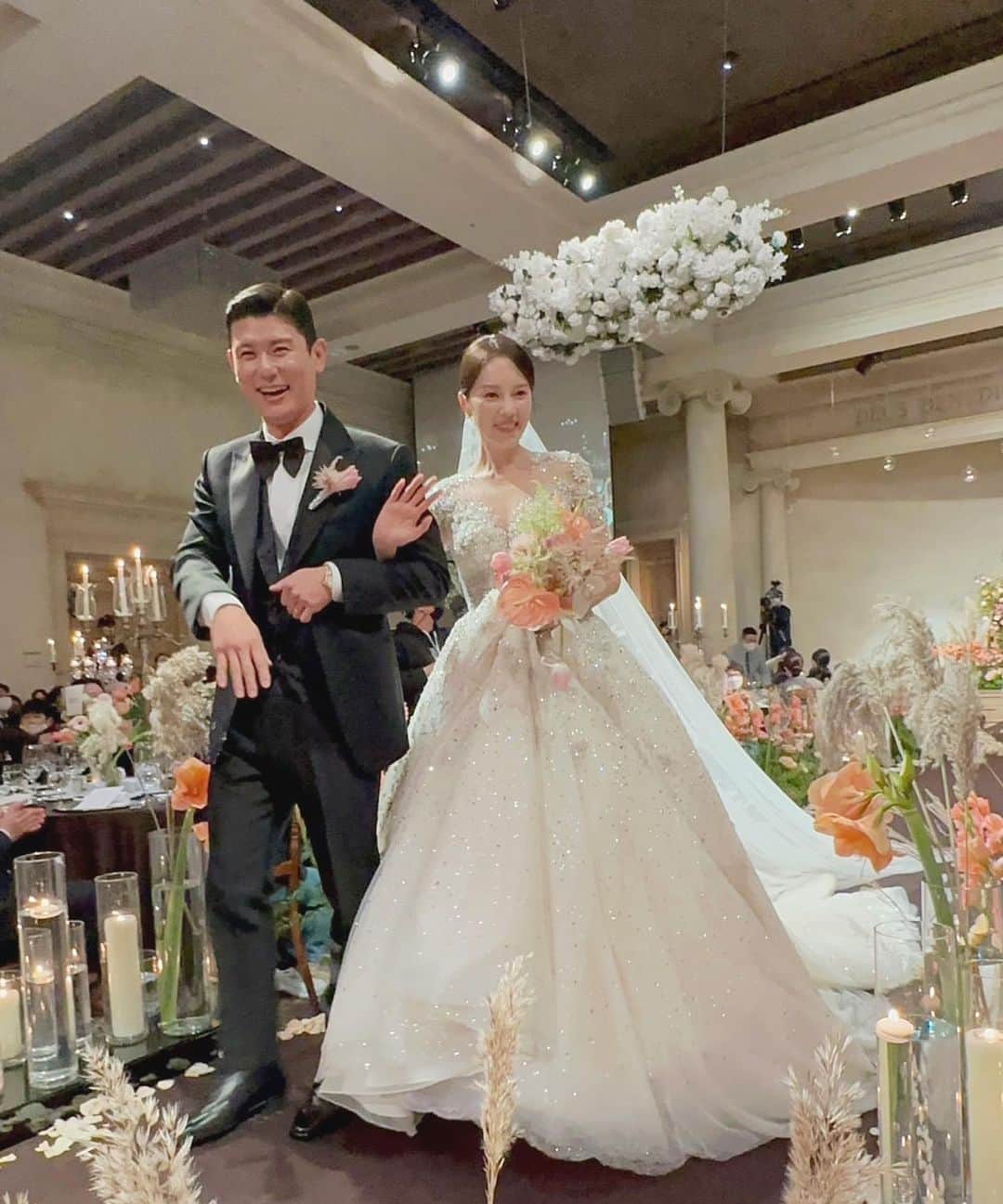 安藤成子のインスタグラム：「旦那さん顔出しOKになったので載せちゃいます❣️ ・ 先月大好きな大好きなあゆみの結婚式行ってきましたー❣️ @iqaymiq  ・ 久々のあゆみ＆もっと久々の韓国✨ ・ 楽しすぎたし花嫁の綺麗さと旦那さんの優しそうな感じとイケメンっぷりに終始韓国ドラマに入り込んだ気分でした❣️ ・ あゆみとはいろいろ濃い思い出がたくさんあるなぁ🤣 ・ この5〜6年くらいかなでぎゅっと詰まってるけどいろいろ共に乗り越えて来てとてま幸せそうな姿を見れて本当に私まで幸せな気持ちになれました✨ ・ 韓国も久しぶりに行けて日本からのメンバーとも沢山遊んで濃すぎる毎日だったわ🤣 ・ 大所帯でエルメス行って触らないでくださいって怒られるのはこの先もうないでしょう🤣 ・ 韓国語がわからないから翻訳アプリで旦那さんのお父さんのスピーチで旦那さんの職業がチーズ売ってる人って出て来た時は感動のシーンのはずなのに笑いが抑えられなくなってたのはここだけの話🤫(旦那さんの職業はチーズ売りではございません😂) ・ 美味しいものたくさん食べて美しい愛に触れて沢山笑って幸せたくさんもらえて生きていることにつくづく感謝した韓国でした！」