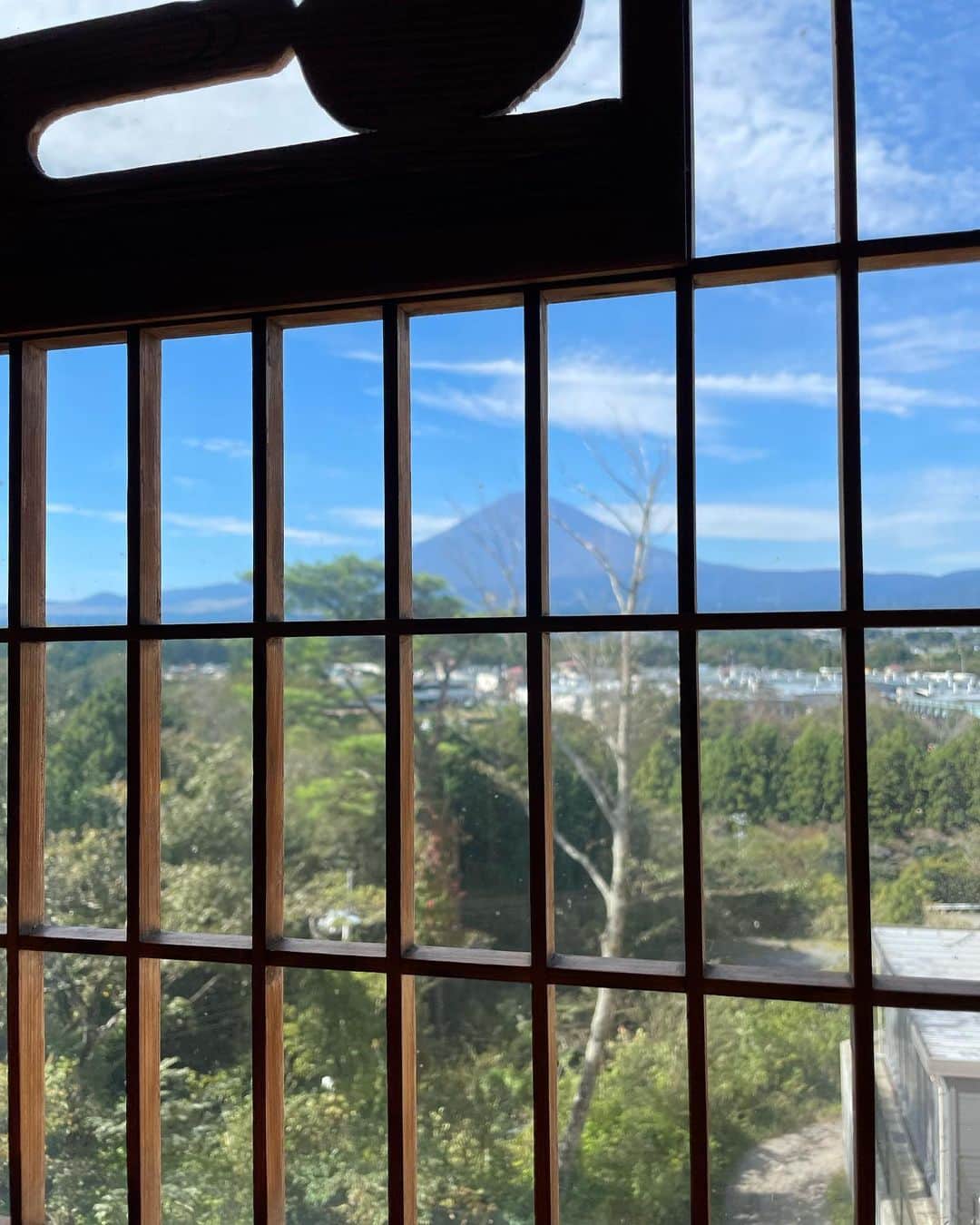 のインスタグラム：「富士山  月と富士山は肉眼が一番♪ でも思わず撮っちゃうのよね〜  #富士山」