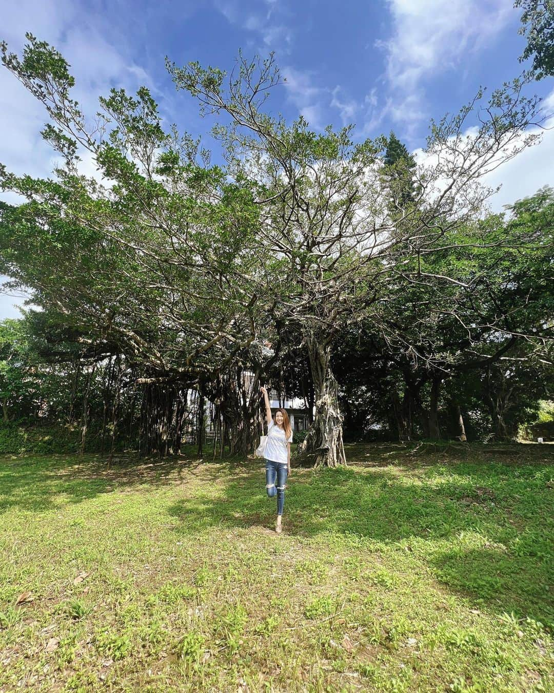 遠近由美子のインスタグラム：「『あーちゃん（祖母）の家に2回お泊まりするよ👧👧ママはいなくていいからね。』って双子さん  えーー🥺寂しくないのー？そうなのー？  じゃあ。。。 ママもその間ちょっとお出かけしちゃおかなー✈️  って、沖縄きた😋😋  ひとりで飛行機に乗るの5年半ぶりだったよ！👀  現地で宮崎からの @miki_m_mori と合流😊」