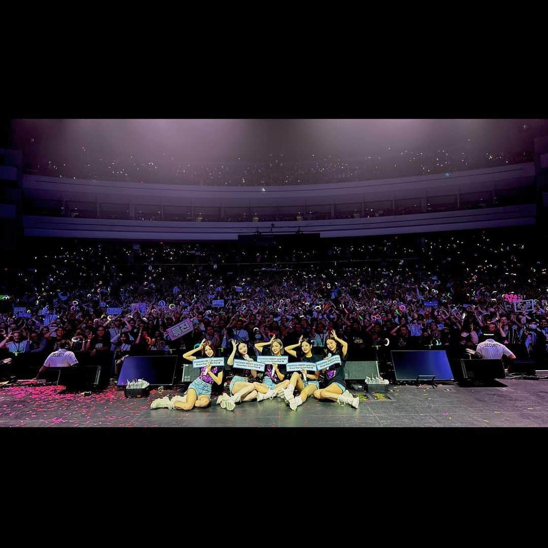 ITZYさんのインスタグラム写真 - (ITZYInstagram)「ITZY THE 1ST WORLD TOUR <CHECKMATE> in #US  Thank you so much US MIDZY🫶 We will never forget your support and love💕  #ITZY #MIDZY #ITZY_WORLD_TOUR  #LA #PHOENIX #DALLAS #ATLANTA #CHICAGO #BOSTON #NEWYORK」11月15日 15時32分 - itzy.all.in.us