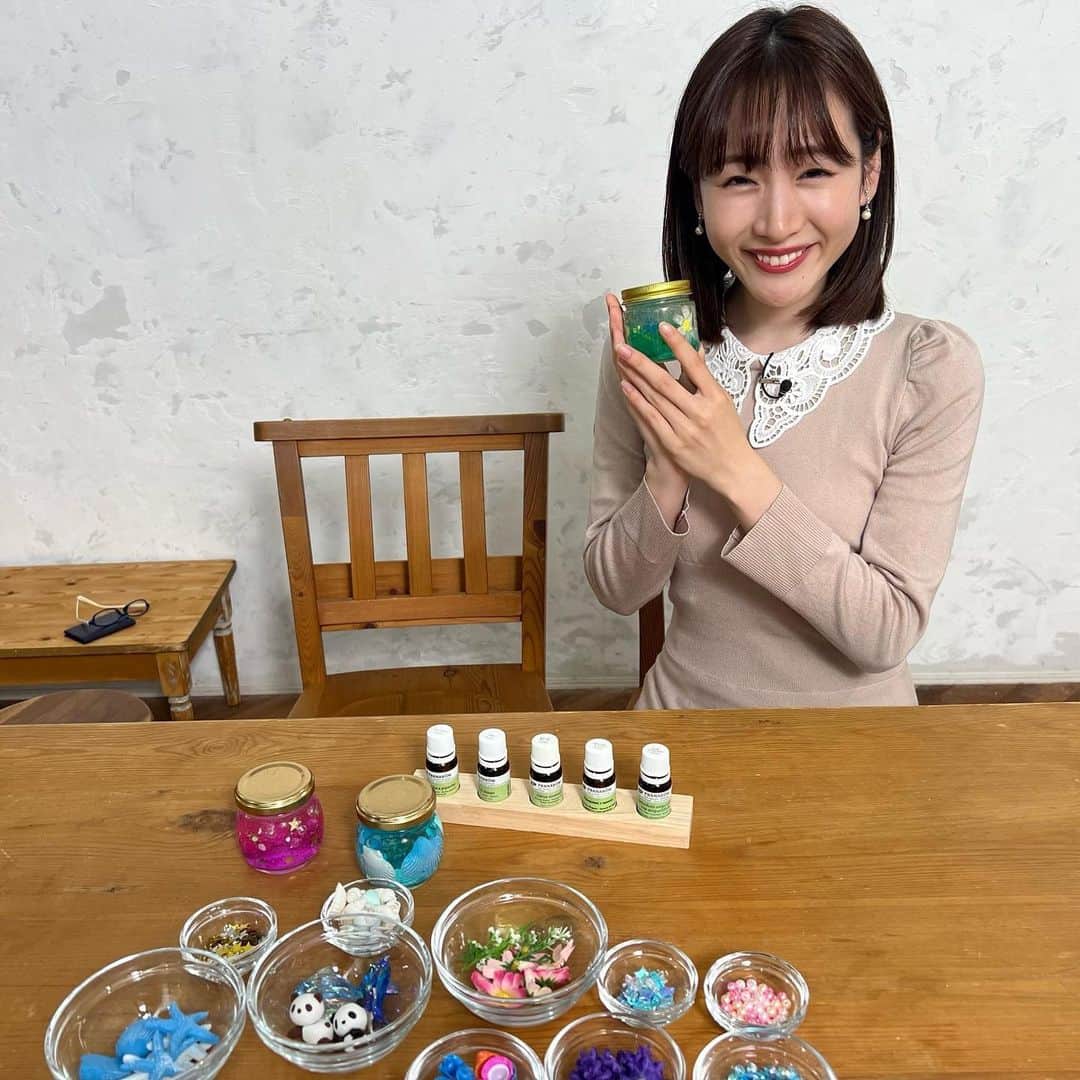 フジテレビアナウンサーのインスタグラム：「岸本理沙です！ ついつい溜まってしまう保冷剤🧊 そんな保冷剤が可愛いアロマ芳香剤に大変身！✨ 自分の好きな香りなのでとっても癒されます☺️ 香りだけでなく、オシャレなインテリアとしても楽しめます😍  #フジテレビアナウンサー #岸本理沙 #保冷剤 #アロマ #芳香剤 #楽しくアクションSDGs #体感サステナWAVE  ※11月8日に放送されたこちらの回は、今夜22時54分までFOD若しくはTVerでご覧いただけます！」