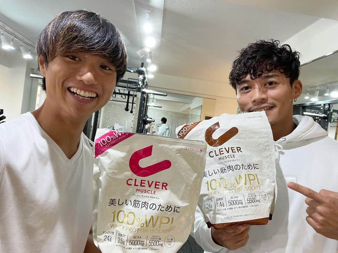 かわうちきっぺいのインスタグラム：「この前撮影の時にまさかのクレバープロテインおそろいでした笑 嶋田さんも愛用プロテインいちご味とチョコレート味どっちもうまい😋」