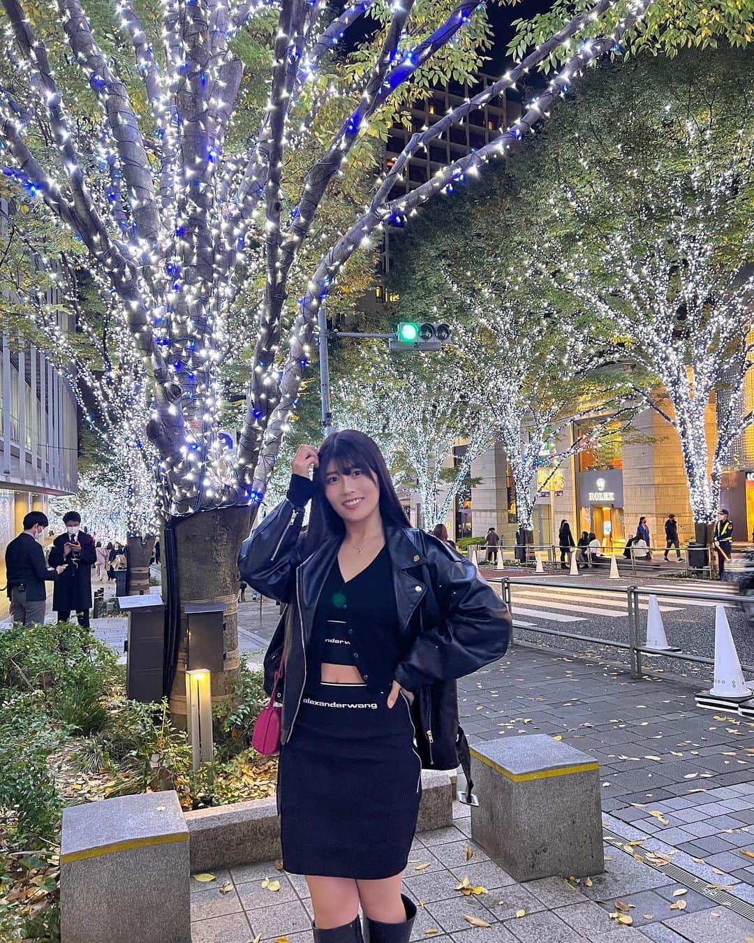 のインスタグラム：「イルミネーション大好き(*´-`*) 今年もわくわくする季節がやってきた🫣♡  #alexanderwang #zara #けやき坂イルミネーション #レザージャケット #ロングブーツ」