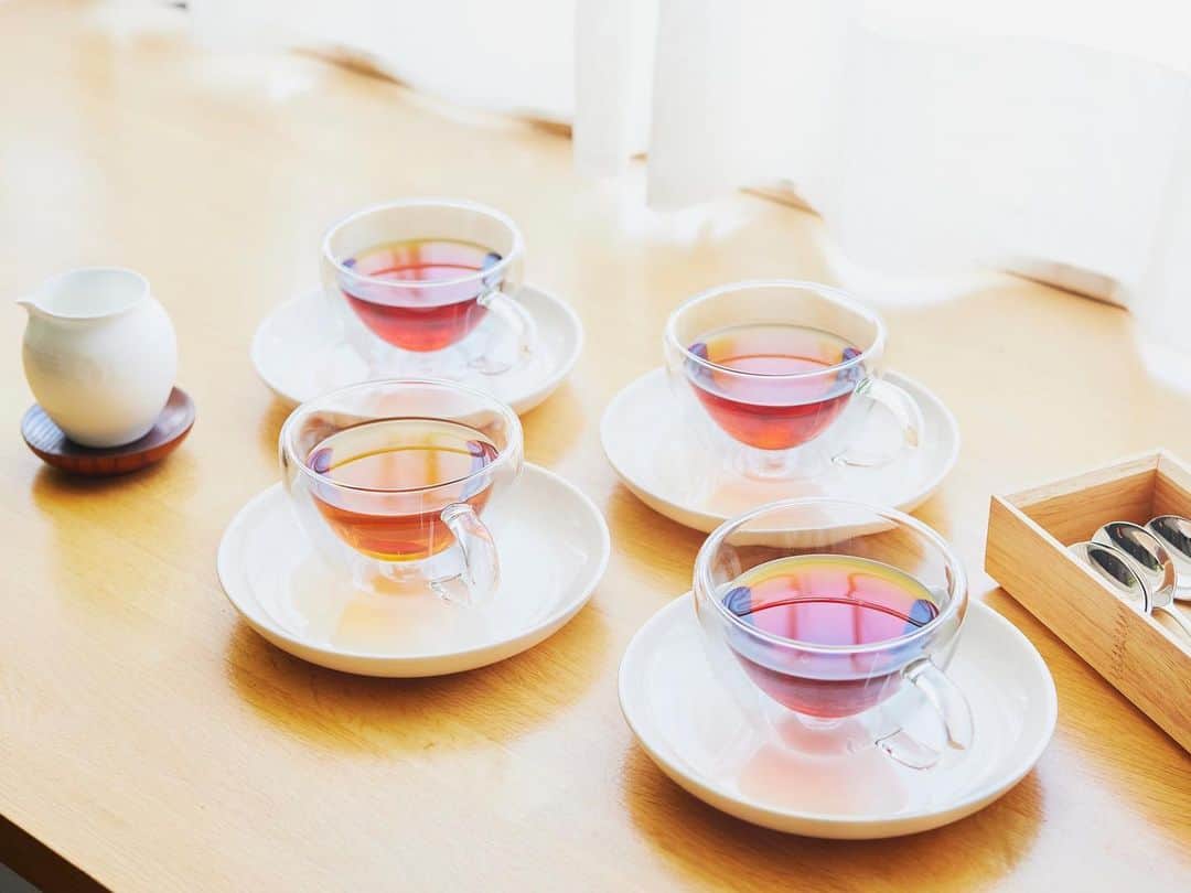 東京メトロ/Find my Tokyo.のインスタグラム：「🎁 期間限定発売！「#東京紅茶入門BOX」 Instagramショップでもスタート✨  たった4杯で、紅茶の世界が大体わかる！ #FindmyTokyoBOX と、開校20年、名門紅茶教室「ChaTea(@teaschool_chatea )」と共同開発🤝  ＜BOXに入っているもの＞ ・紅茶の世界丸わかりMAP ・4種の紅茶（ヌワラエリヤ、ダージリン・セカンドフラッシュ、ディンブラ、アッサム） 飲み方や、スイーツに合わせて、 紅茶を選べる人になりませんか☕️  #東京紅茶入門BOX #FindmyTokyoBOX #FindmyTokyo #東京メトロ #ChaTea #西日暮里 #紅茶 #紅茶のある暮らし #飲み比べ #新商品 #お取り寄せグルメ #お取り寄せ #お取り寄せスイーツ #東京グルメ #東京グルメ巡り #tokyofood #手みやげ #丁寧な暮らし #自分へのご褒美 #心地よい暮らし #ていねいな暮らし #日々の暮らし #おうち時間 #instafood  #紅茶好きな人と繋がりたい」