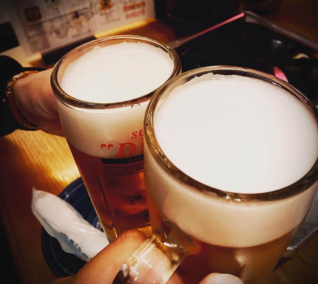 市川猿之助のインスタグラム：「なかなかない。 自分が納得のいく芝居。 それは、あくまでも自己満なんだけど。 映像ではなかったね…と、過去形。 そう、人生で初めて経験した。 腑に落ちるという感覚。 監督が泣いていた。もちろん、僕らも。 もちろん、役の上で泣いてるんだけど。 もはや、役を超えていた。 いや、境界線なんて消えていた。 足りないものを補い合い、足りてるものを更に高め合う。 そんな最高の相手役に、お互いがなろうとする関係って、素敵じゃねェ？ もちろん、そういう考えが正解とも思わない。 でも、少なくとも、僕らはそう信じている。 だから、必死で今の現場に立つし、必死で飲んだり、食べたり、遊んだり。 で、奇跡がうまれた。 あのひと言。 台本には書かれていなかった台詞。 でも、心から出てきた台詞。  ウソとホントがごちゃ混ぜの世界。 いつまでも真実を見つめ続けよーぜー！  いい仕事をしたあとの、心地良い疲労を感じながらの乾杯は、たまらんね。  ありがとう。助けられてるし、助けてるし 笑  ま、楽しきゃ、すべてOK👌 Good Luck！  #金曜ナイトドラマ #最初はパー  #ジェシー #秋元康 #第5話 #利根川豪太 #澤村銀平  #goodluck」
