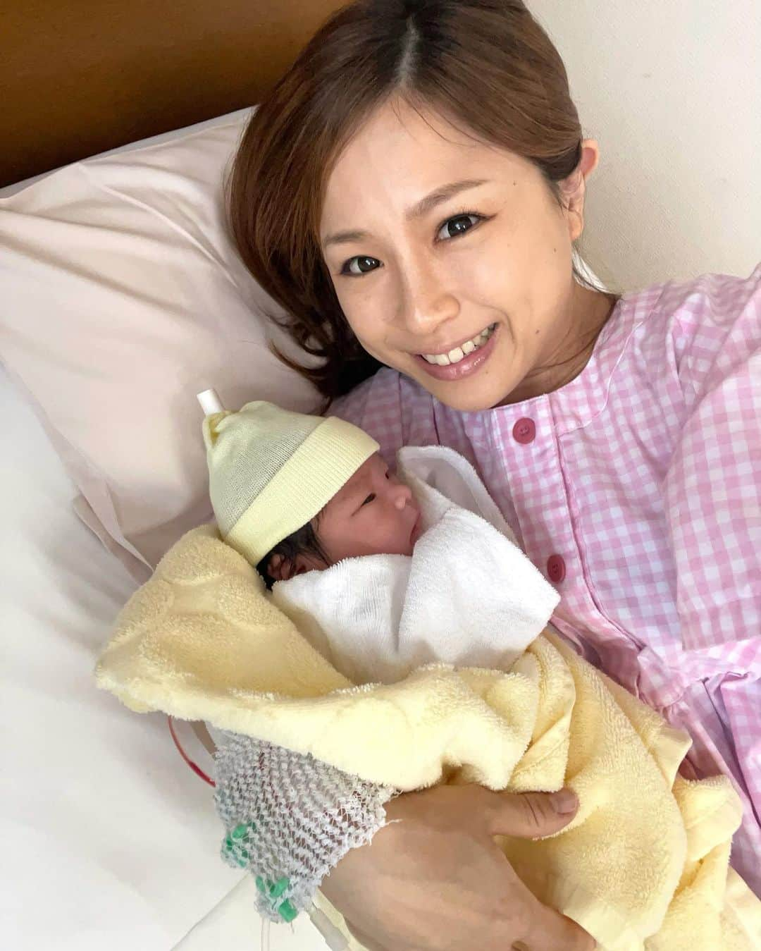 岡本果奈美のインスタグラム：「11月15日　第二子出産しました👶🏻💕 3500g の長女よりは小さめ？な女の子。笑 ⁡ ⁡ 予定日超えて、えっいつ！？ お腹辛すぎる！とか色々ありましたが… みんなの応援が本当に心強く！ ありがとうございました🥺❤️ ⁡ ⁡ #出産レポ #陣痛レポ は改めて…✍️ ⁡ ⁡ 辛かったはずの陣痛も 終わった瞬間、楽しかったねー！ と何故か言ってしまうぐらい 我が子に会えた瞬間！ あの愛おしさといったら🥺 ⁡ ⁡ 第一子と第二子とお産の形は全く違くて どっちがよかった？ 楽だったとか選べないぐらい それぞれが我が子に出会えた 最高のお産になりました✨ ⁡ ⁡ 11/15が特別な日になった👶🏻💕 ⁡ ⁡ ⁡ ⁡#内診グリグリからの陣痛  #出産報告 #出産レポート  #予定日超過 #令和4年ベビー  ＿＿＿＿＿＿＿＿＿＿＿＿ ⁡ ⁡ / 2023年の講座情報 \ ⁡ 詳しくはトップページのリンクへ @kanamiokamoto ⁡ ⁡ 《ベビトレヨガ講座》　 産後のケア×0〜3歳の身体作りと脳トレ ⭐️次回は1月27日〜 ⁡ 《子どもヨガインストラクター講座》 子どもの姿勢メソッドをベースとした 親子ヨガ・キッズヨガ！ ▶︎2022年11月→満員御礼 ⁡ 《産後トレーニングヨガ講座》 目指せ！産後の身体のトレーナー ▶︎次回2月22日〜 ⁡ 《乳幼児脳トレ講座》 ▶︎次回3月10日〜 ⁡ ⁡ 詳しくはトップページのリンクより @kanamiokamoto ⁡ …………………………………… #おうちヨガ #ベビトレヨガ #キッズヨガ　#子どもヨガ #令和4年11月出産予定 #第二子出産 #姉妹ママ #子宮口3cm #陣痛のはじまり #出産記録」