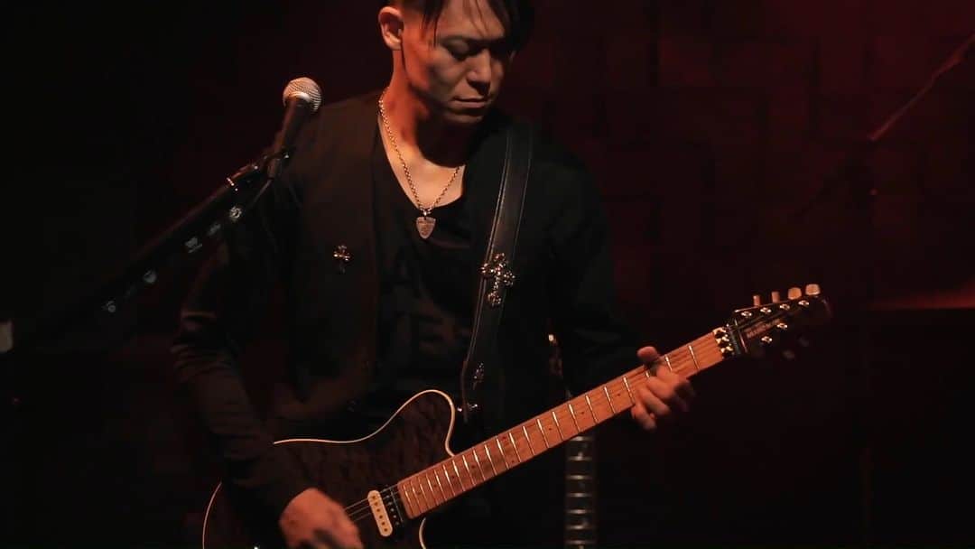 SHINPEIのインスタグラム：「SHINPEI SOLO LIVE ～Roots～ vol.5  オンラインで配信映像が観られます！ 11/20（日）23:59まで視聴可能  You can watch my solo guitar concert until 11/20 23:59 in Japan time  I believe we can connect through music and it's beyond the world Best wishes  視聴券 ¥3,000（税込）  ■視聴券購入URL https://twitcasting.tv/c:grapefruitmoon/shopcart/190494  ■視聴券販売期間 11/20（日）21:00まで ※アーカイブ配信：11/20（日）23:59まで」