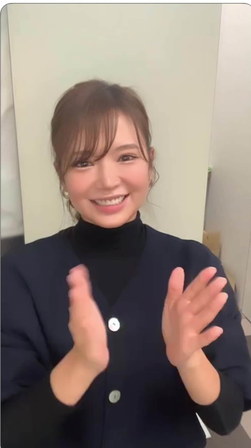 内山絵里加のインスタグラム：「・ ・ 浜松市のアミュレットさん @amulet0310_official さんの 新作紹介LIVE💎 アーカイブの残し方がわからず へたくそですみません。 インスタの機能、鋭意勉強中です！👱🏻‍♀️ ・ アミュレットさんのコンセプトの"何気ない日常に輝きを"を体現した ママや主婦に優しいチェーンダイヤリングに 1カラットのダイヤリングが クーポン使用で4万円！？🤭 ゼロが1つ違うんじゃないかという クリスマスプレゼント人気No.1の指輪も💍 ・ きょうから11月24日まで クーポンコード『ERIKA10』で 全品10%Offになります。 ショップサイトもお見逃しなく🎄🦌〜♥️」