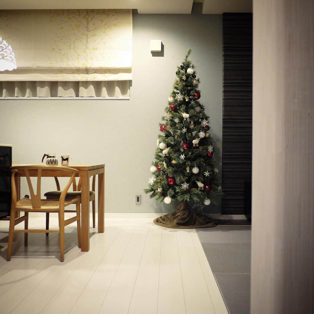 chiiのインスタグラム：「Putting up a Christmas tree. 皆さんの投稿を見ていたら出したくなりました。 娘と一緒にせっせと作業。 今年は羊のオーナメントを追加☺︎ ツリースカートは古いタオルケット…。 ............................................... #暮らし #暮らしの道具 #Christmas #christmastree  #interior #marimekko #クリスマスツリー 羊のオーナメント→ @studioclip」