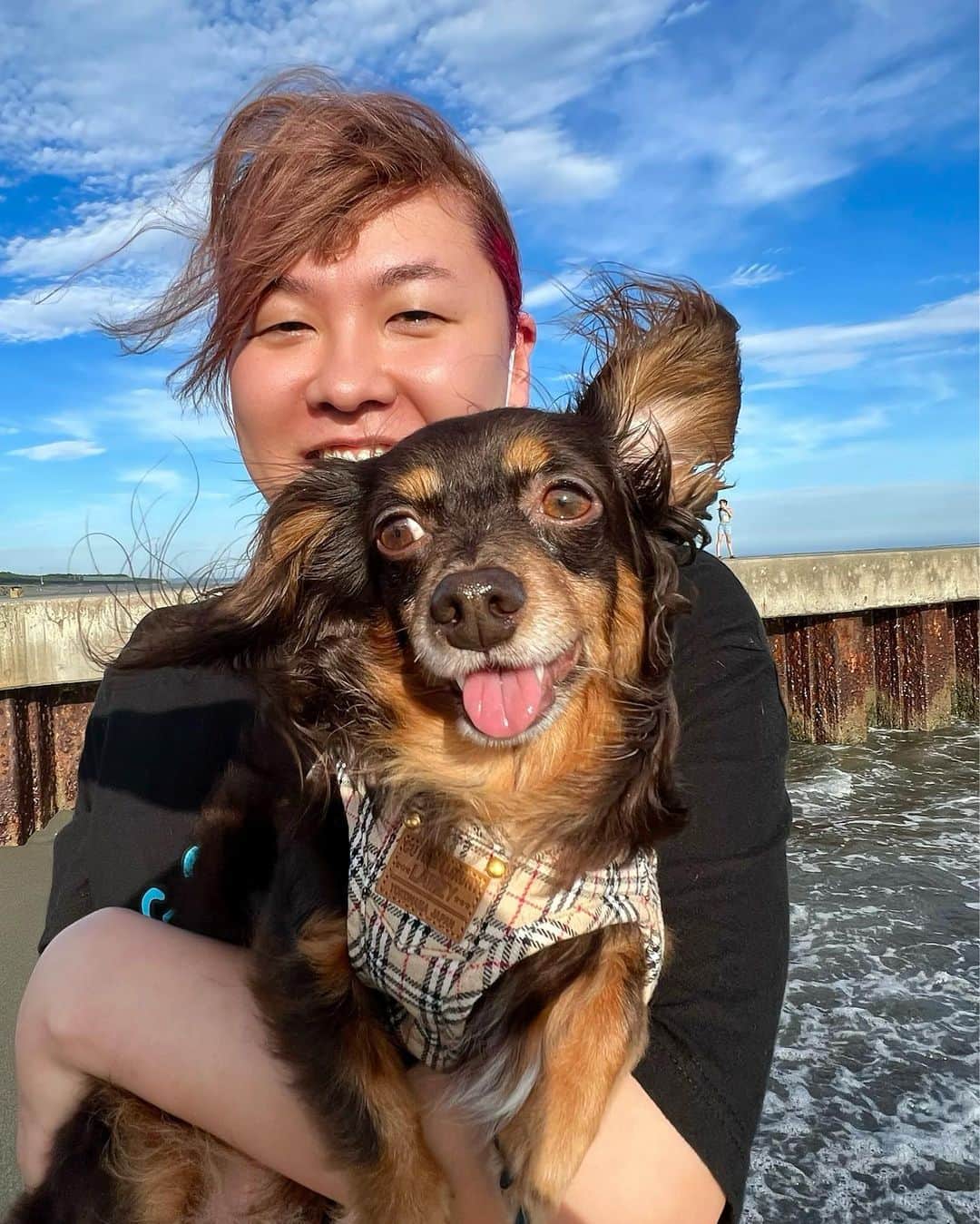 ぺえのインスタグラム：「なんだか急に心を保てなくなって 全ての感情を失って なに見ても笑えなくなって ひたすら落ち込むことばかり考えて 食欲すら無くなって 色々考えすぎて熱出て体調悪くなって 1週間ぐらいお仕事お休みしていました。 休むことは勇気がいることだけど 長い人生の中の1週間休むだけって考えました。  なんだか最近100点の自分を求めすぎて 叶わない理想に執着して向き合いすぎてた 等身大の自分が今やれること それを探しながら生きてる方が よっぽど楽しいって知ってるのに なんか背伸びしてた 背伸びしすぎてた 毎日一歩ずつとも言わずに半歩ずつ 歩けない日は足踏みするだけでいいから 呼吸するだけでいいから そう思って生きていきます。  ようやく心も身体も回復してきたので 今日からお仕事もYouTubeも再開します！ たくさんご迷惑とご心配をおかけして 生きています。すみません。」