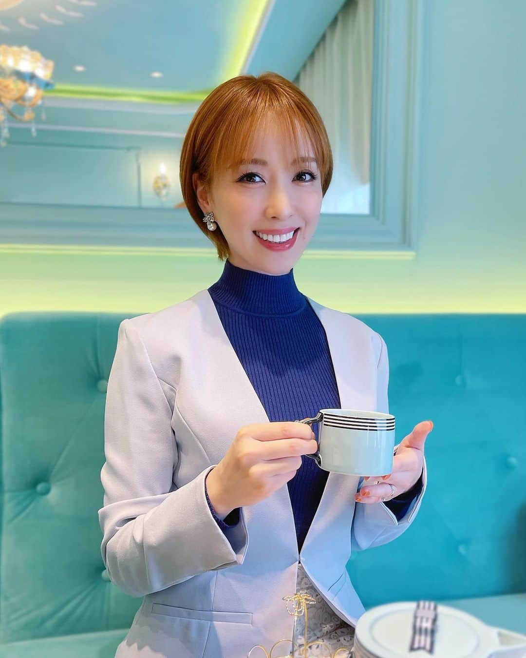 瀬戸早妃のインスタグラム：「【おしらせ】 10代の頃から表紙やグラビア撮影で沢山お世話になった、光文社FLASHさん📕  今日発売の最新号P.26に、 私のインタビュー記事が掲載されています✨ 今回久々の取材で、とっても嬉しかったです❤️ ぜひぜひご覧ください🥰✨  ちなみに、2枚目はなつかしの表紙バックナンバー📚 左下の号は、篠山紀信先生に初めてお会いしたときの作品です♪ 緊張感のある現場で、20年ほど経った今でも、鮮明に覚えています📸 グラビア時代は、毎日が冒険の連続だったな🎵 とっても大切な思い出ばかりです💕  #光文社FLASH #FLASH  #グラビア 時代の懐かしい写真も、 #掲載ありがとうございます」