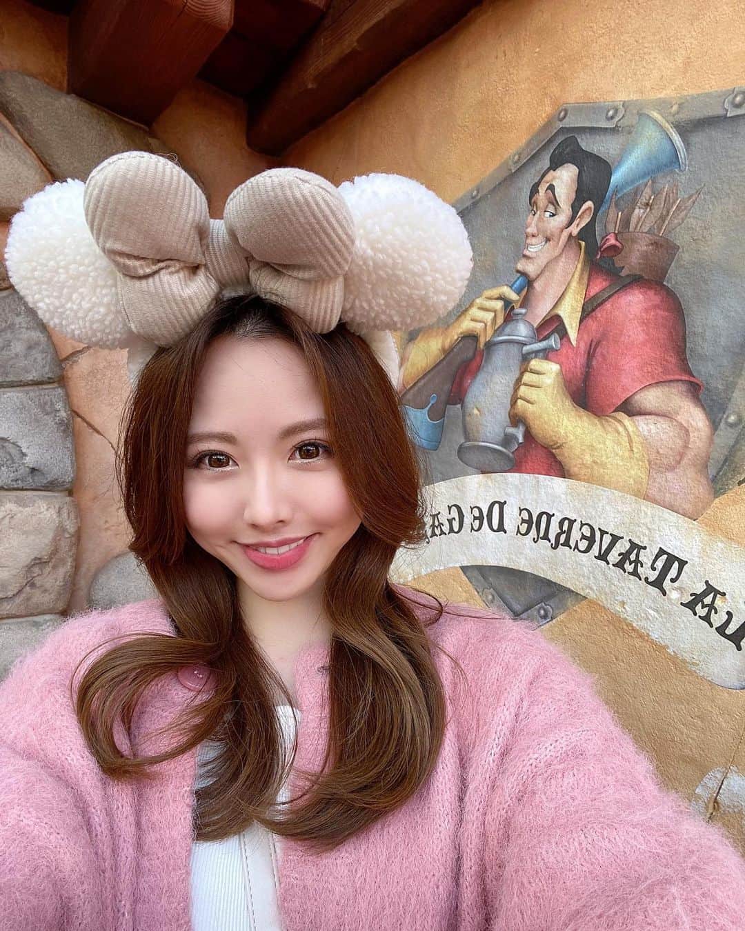 のインスタグラム：「初♡美女と野獣で感動しすぎて気づいたら泣いてた🥲🏰 あのアトラクション最高すぎる🫖  街も城も全てが精巧な作りだし お城が凄く遠いとこに建ってるような遠近感で、世界観にひったひたに浸れる... あの山なに？凄すぎた  美女と野獣エリアのお土産は そこでしか売ってないから 帰りにワールドバザールで買おうと思って泣く羽目にならないようにお気をつけくだされ...  #ディズニーランド #ディズニーコーデ #ディズニークリスマス #美女と野獣」