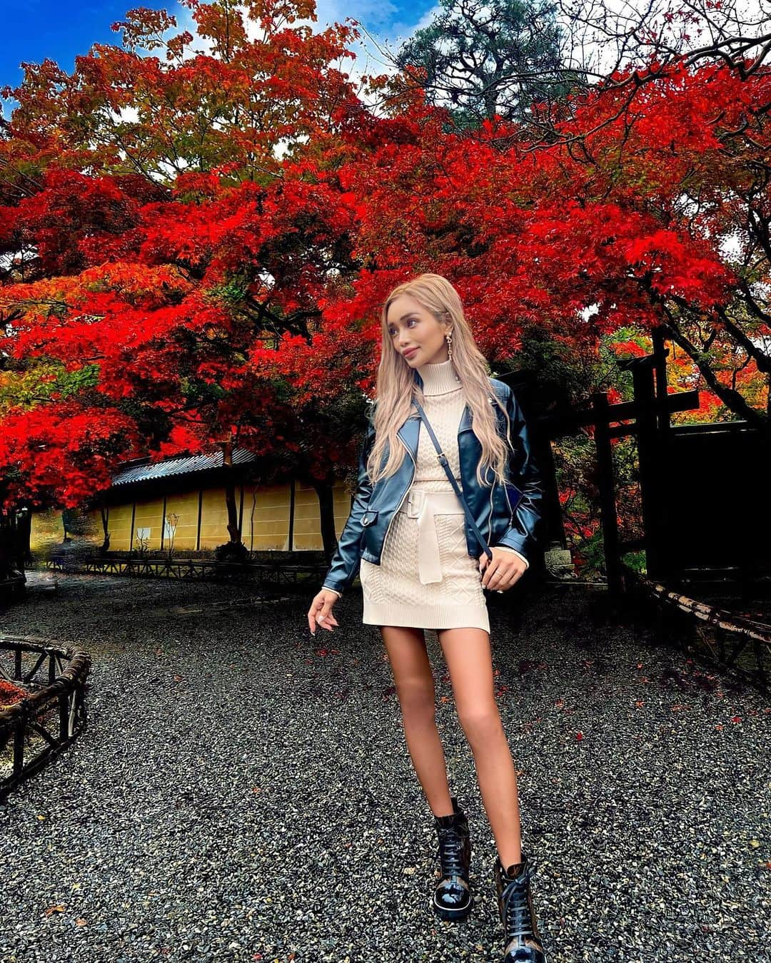 藤木そらさんのインスタグラム写真 - (藤木そらInstagram)「. . That's right, let's go to Kyoto💓💙 Speaking of autumn, Kyoto is a must-see ( ˆ♡ˆ ) . .”そうだ京都へ行こう”3年振りに帰ってきた♥️🙏💭💗嬉しい . .”秋と言えば京都へきて”ねん(✌🏻️'꒳'✌🏻️)めちゃくちゃ人がいっぱいだけど紅葉綺麗だす💞💞 . .この日は雨にもかかわらす綺麗に咲いてました🥹❣️#二尊院 はもう見どころですょ(♡´∀`♡)‼️‼️ . .御朱印巡りが趣味だからこの日も2つ、getしました🌟やったぁ💚 . . .ワンピース @radychan_no_insta 腕の所が可愛いいねんけど、可愛さ伝わりすらいねw また載せます💜 . . . . . . . . . . .#そうだ京都行こう #紅葉2022 #紅葉スポット #紅葉デート #紅葉コーデ #ブーツコーデ #御朱印巡り #御朱印スタグラム #御朱印ガール #kyotojapan #kyoto」11月15日 19時11分 - sorafujiki