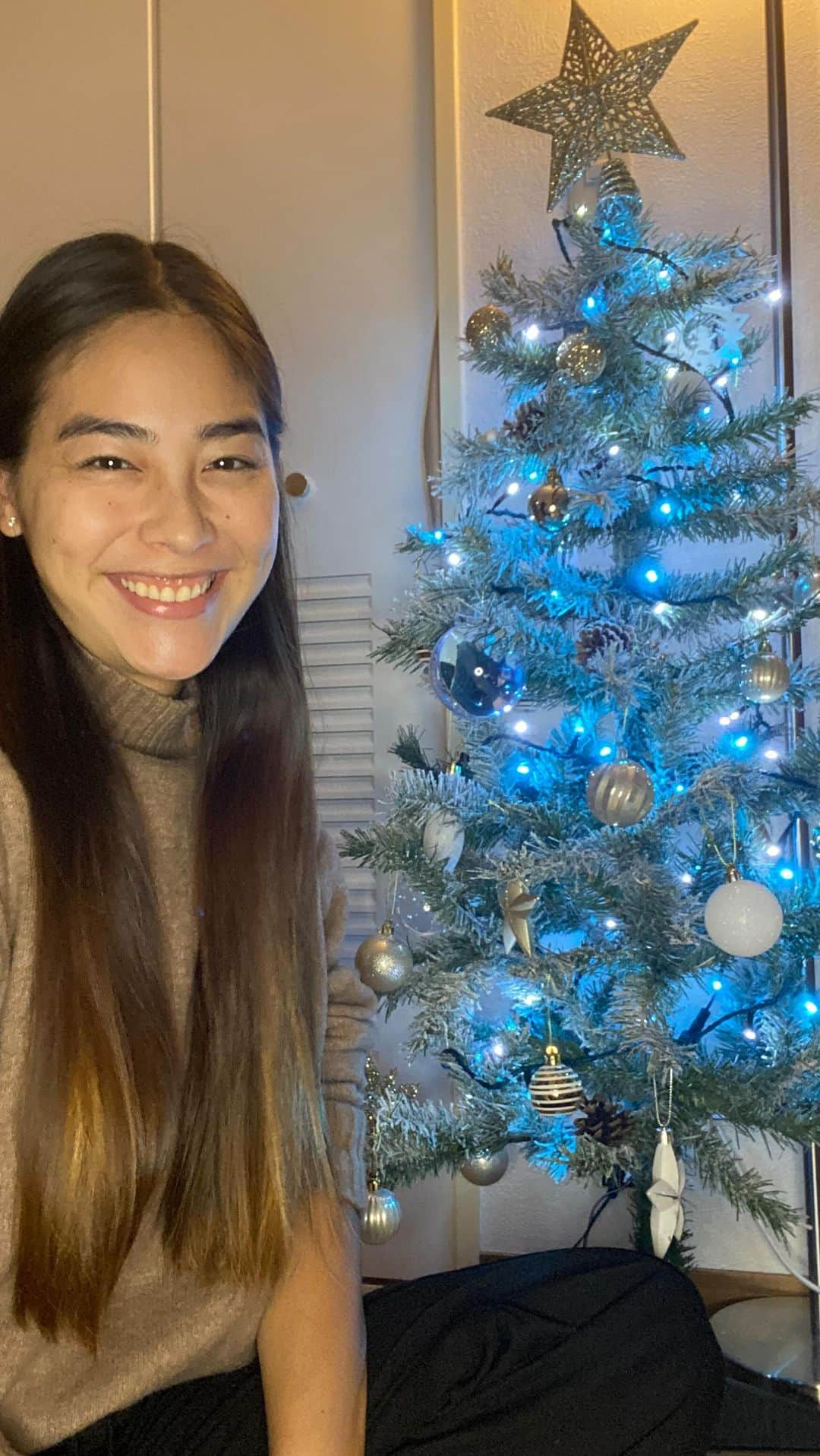 ジョジィのインスタグラム：「I always want to have a Christmas tree 🫣🤭😅   So so prettyyyyy where is the presents?🤣」