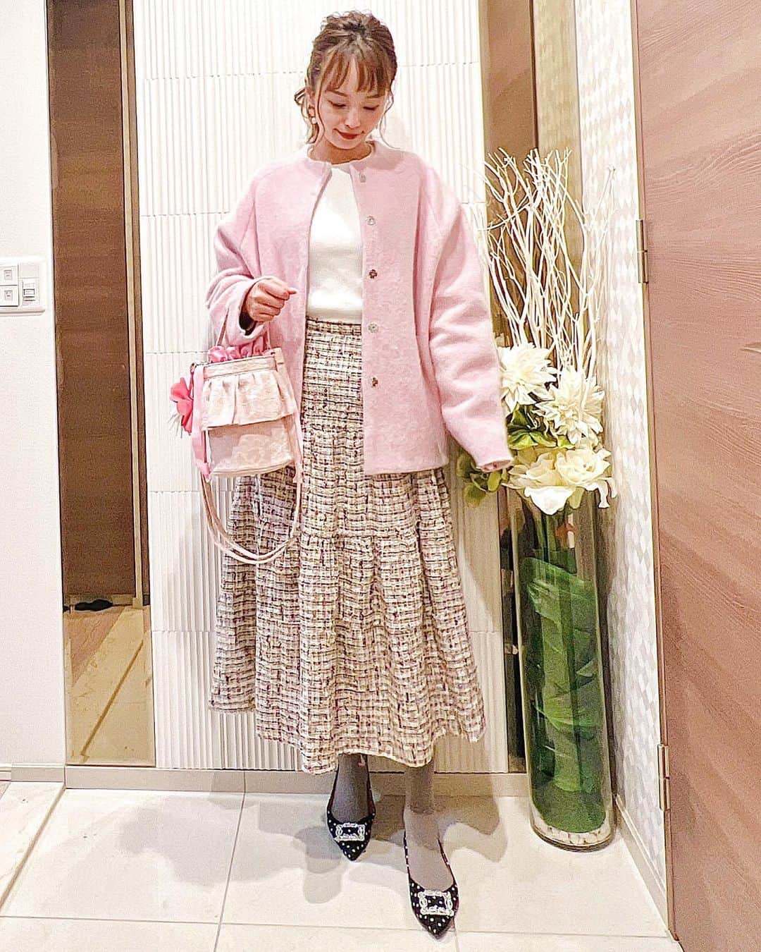 Okada Reinaのインスタグラム：「大好きな #ピンクコーデ 💝  一目惚れの @cadune_official の #ふわふわカーディガン をせっかくピンクにしたのでいろんな素材でピンク合わせにしてみました🤭💕  今日はカナちゃんとご近所で、たーーーーっくさんお喋りしたので時間があっっという間でした😳❗️気付いたらお迎え💦  タグ付けしておきますね🏷  #ootd #outfit #fashion #fashionlover #大人カジュアル#ママコーデ #ママファッション #プチプラコーデ #プチプラファッション #今日のコーデ #コーディネート #骨格ストレート #骨格ストレートコーデ #骨スト #カデュネ」