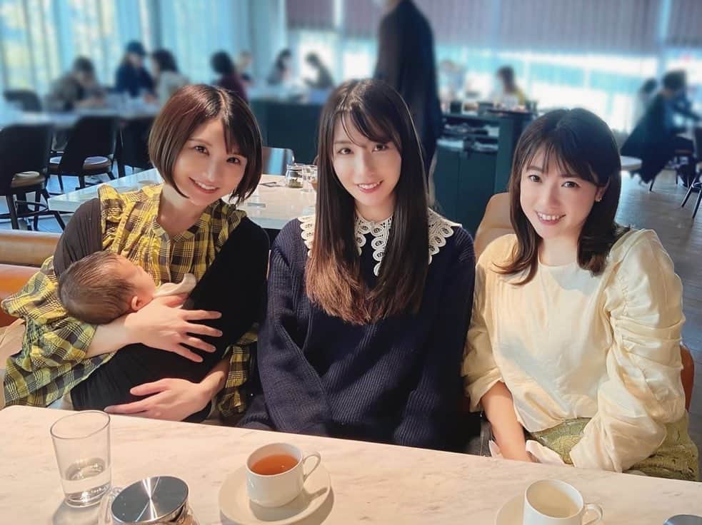 中川杏奈のインスタグラム：「ナナちゃんの娘さん(まだ生後3ヶ月)がかわい過ぎた🥹💓💓💓 まゆちゃんとは定期的に会ってるのに久しぶりに一緒に写真が撮れた😻 付き合いが長いのでなんでも話せるし相談に乗ってもらえて有り難い✨✨ そして二人とも二人も子供がいるのに可愛いし若すぎて見てるだけで幸せでした🥰 ランチパスタ美味しかったのになぜかまたお腹が空いて五右衛門(パスタ)行って帰りました笑  子供の話聞いてたから想像妊娠…？？🤔 : #表参道ランチ #表参道イタリアン #パスタはしご」