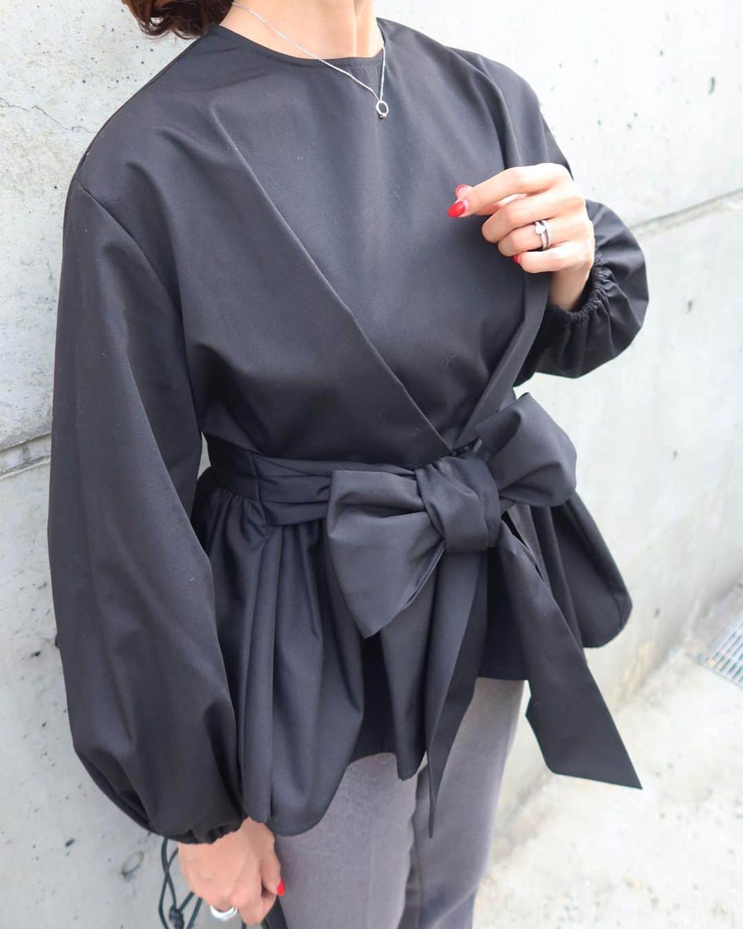 Mai Wakimizuさんのインスタグラム写真 - (Mai WakimizuInstagram)「裾のアシンメトリーと太めのリボン、そしてお袖のぽわんシルエットが特徴のブラウス。ハリのある生地なので、デザイン性をしっかりキープしてくれます♡甘めのブラウスにはジョガーパンツでカジュアルダウンが私好みのスタイリング♡今年は裏起毛にし、ぬくぬく感抜群の1本に仕上がりました！スニーカー合わせだとどうしてもラフになりすぎるので、ここはブラウスのきちんと感に合わせてヒールを。 #wakkinstyle#ootd#coordinate tops&pants:#linkable @linkable_official(今週17日発売)」11月15日 19時42分 - wakkin__m