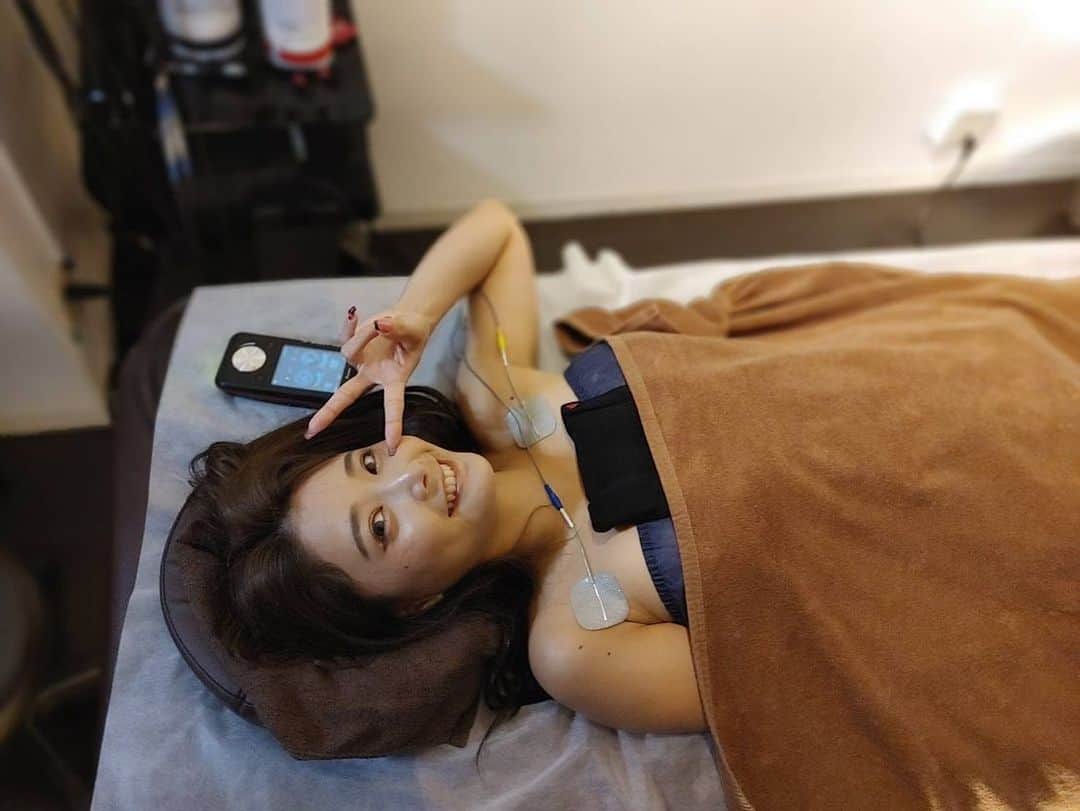 赤羽もものインスタグラム：「Best Treat整骨院行ってきた‼️ ビフォアフヤバすぎwww 相当身体歪んでたんだなって思った🥺  お腹も解してもらって凹んだから撮影前とかに通おう😚  @syuhei_nomoto ありがとお💕💕💕    #整骨院  #整体  #エステ  #ダイエット」