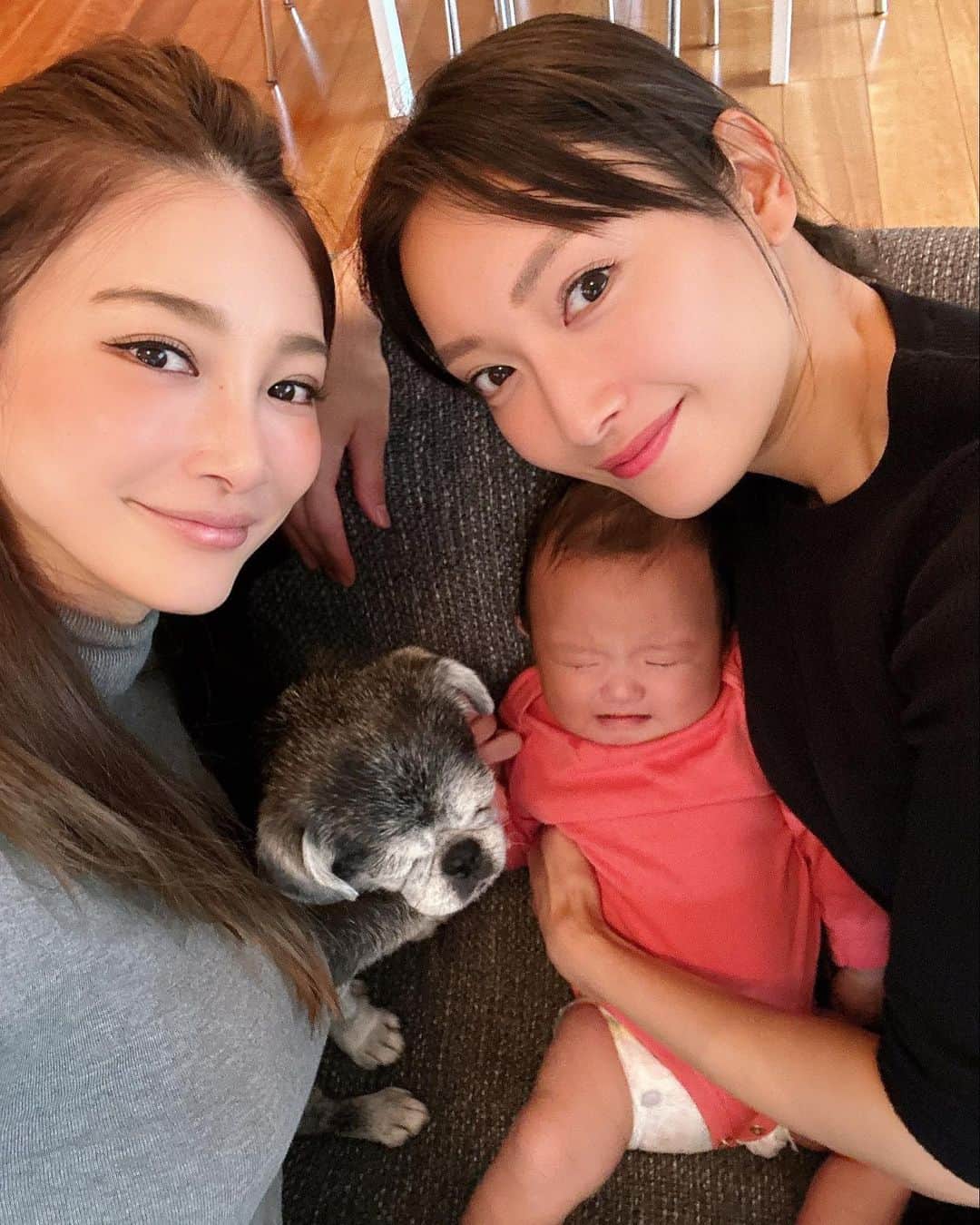 里海のインスタグラム：「新しい仲間が加わって4人で🥰 4時間くらい　@nanao_official が 抱っこ紐をつけて面倒みてくれました😂 小さいのにニタニタしていたのが 面白かったです😂 #一姫二太郎」