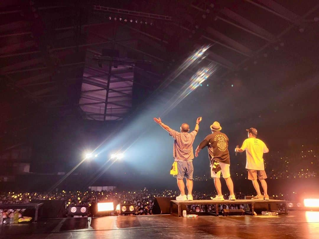 大蔵のインスタグラム：「Done!!That was a wrap!!🤙🏽🤙🏽🤙🏽 I got really excited🔥🔥🔥 How happy I was to enjoy the Nationwide Tour☺️ This success was thanks to your support🙇🏽‍♂️🙇🏽‍♂️🙇🏽‍♂️ Thank you Sendai!!🏯 This is the LIFE!!!🙌🏽🙌🏽🙌🏽 . 終わったー!!無事完走!!🤙🏽🤙🏽🤙🏽 （てか終わっちゃったー…） 最高でした🔥🔥🔥 このご時世で青春しながら、 全国周れて幸せもんです☺️ 皆さまのおかげで大成功に終わりました、ドモアリガット🙇🏽‍♂️🙇🏽‍♂️🙇🏽‍♂️ ラスト仙台ドモアリガット!!!🏯 . #ケツメイシ #ktm #ケツメイシ大蔵 #musician #music #musicislife  #二十周年 #全国ツアー #改めてライブの楽しさと難しさが勉強になりました #スタッフさん細かいところまでケアをドモアリガット #ダンサー皆さんの元気とパワーに助けられましたドモアリガット #各地イベンターさん会場をドモアリガット毎晩遅くまでドモスンマテン😅 #スポンサー様沢山サポートをドモアリガット #各地来てくれたお客さん笑顔と素敵やんな景色をドモアリガット #ルールとマナーを守ってくれてドモアリガット😌 #やっぱり疲れが抜けませんポンコツです🫠 #また次楽しいライブが出来るよう走り続けます😤 #お土産は筋肉痛💪🏽 #日常頑張った者同士でまた笑顔で会いましょう☺️ #次は何のコントだろう😏 #半年間ドモアリガット!!!✊🏽✊🏽✊🏽」