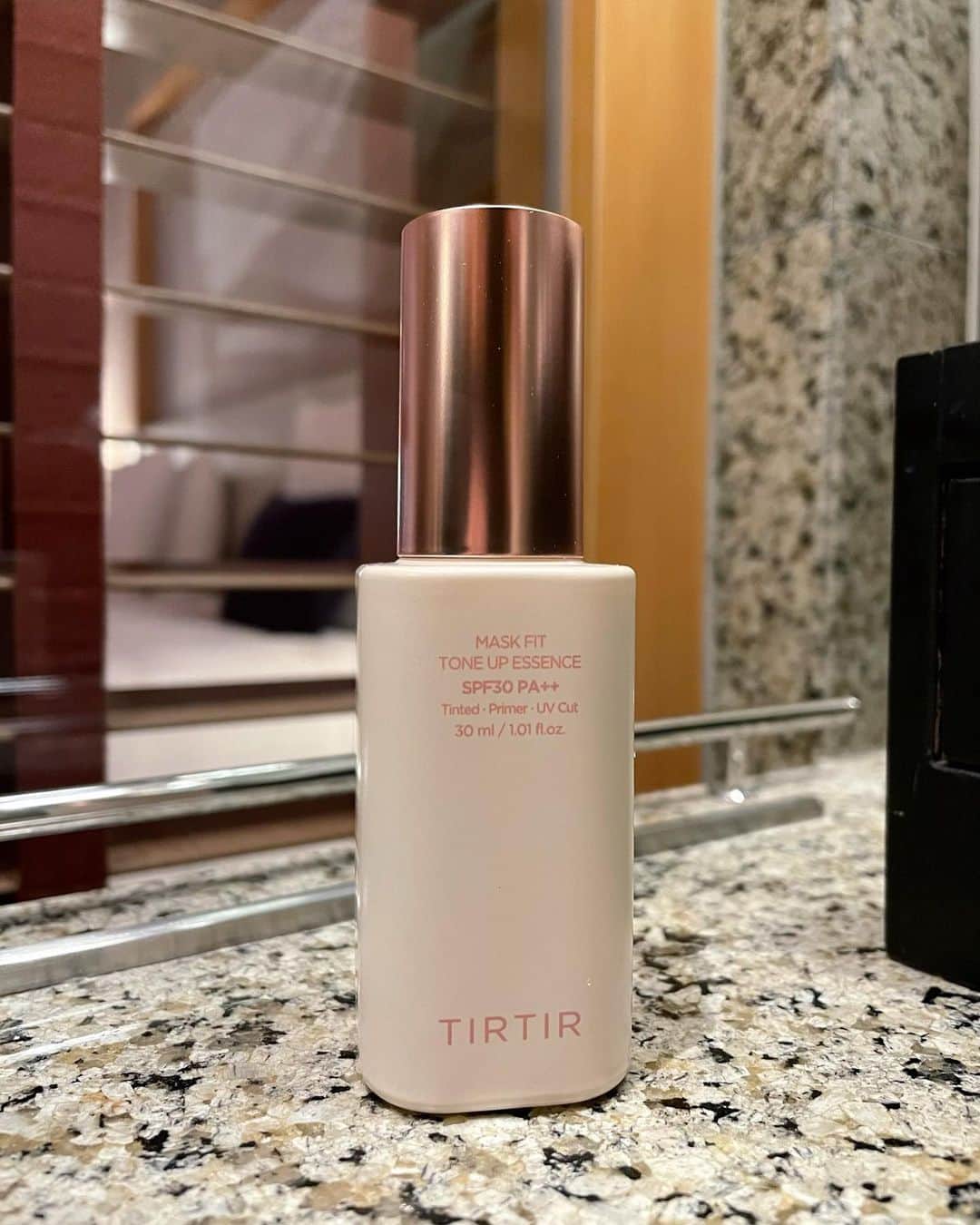 斎藤めぐみのインスタグラム：「最近お気に入りのTIRTIRの化粧下地💓 あまりカバー力はいらないよってタイプは これだけでいいかも💛 軽い付け心地だけど透明感と肌を均一に見せてくれる✨ マスクの日や日常はこれだけでOK😊  4枚目の画像でわかるかな？ ツヤ感がすごくキレイなんだ💓 素肌感は大事だと思っているので うちから発光するような繊細なツヤがお気に入り要素🙋🏼‍♀️  #TIRTIR#ティルティル#マスクフィット#化粧下地#マスクフィットシリーズ#透明感#素肌メイク」