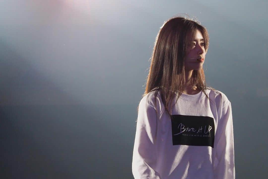のインスタグラム：「[#NiziU_CAM] 初のドーム公演リハーサルで真剣なNiziU✨ 緊張しつつもみんなで頑張りました！！ また京セラドーム大阪で会いましょう♥  #NiziU #ニジュー #니쥬 #WithU #LivewithU2022 #Burn_it_Up #WithUmakesNiziUhappy」