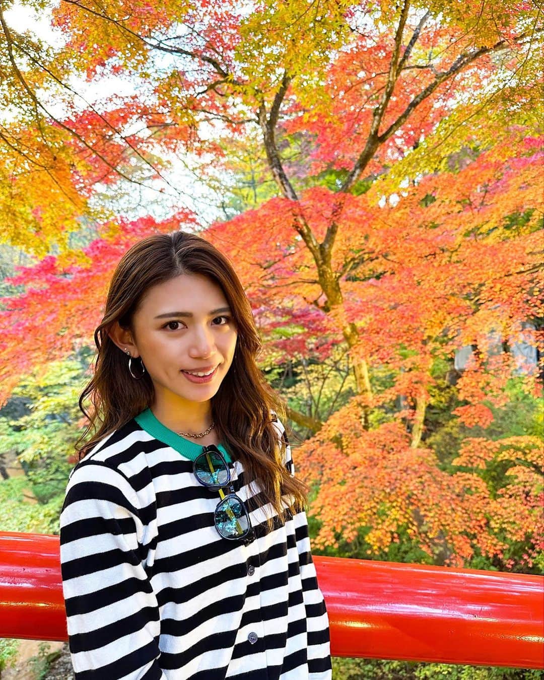 坪井ミサトのインスタグラム：「紅葉🍁 今年はプライベートでもゴルフ場でも たくさん見れた🥰  寒くて鼻が赤いね😂  これが終わるともうクリスマス🎄  #紅葉 #秋 #私服 #fashion #code #golf #running #baseball #shein」