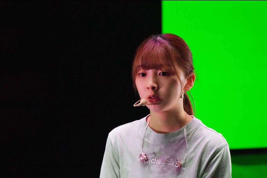 のインスタグラム：「[#NiziU_CAM] 初のドーム公演リハーサルで真剣なNiziU✨ 緊張しつつもみんなで頑張りました！！ また京セラドーム大阪で会いましょう♥  #NiziU #ニジュー #니쥬 #WithU #LivewithU2022 #Burn_it_Up #WithUmakesNiziUhappy」