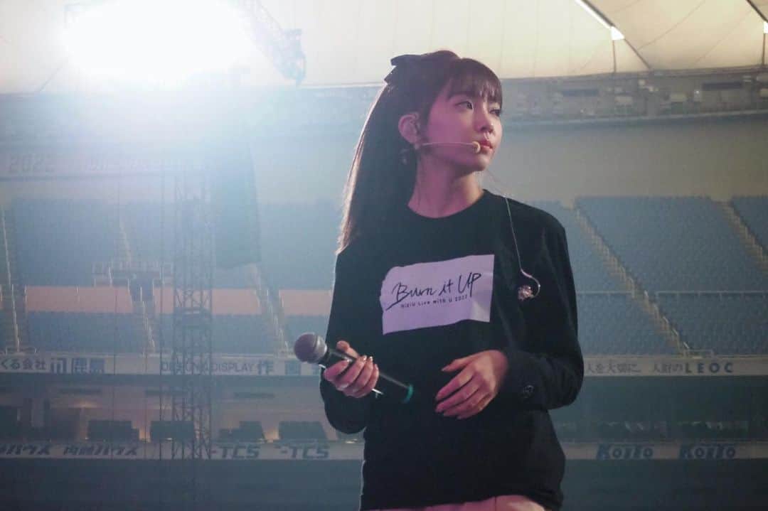 のインスタグラム：「[#NiziU_CAM] 初のドーム公演リハーサルで真剣なNiziU✨ 緊張しつつもみんなで頑張りました！！ また京セラドーム大阪で会いましょう♥  #NiziU #ニジュー #니쥬 #WithU #LivewithU2022 #Burn_it_Up #WithUmakesNiziUhappy」