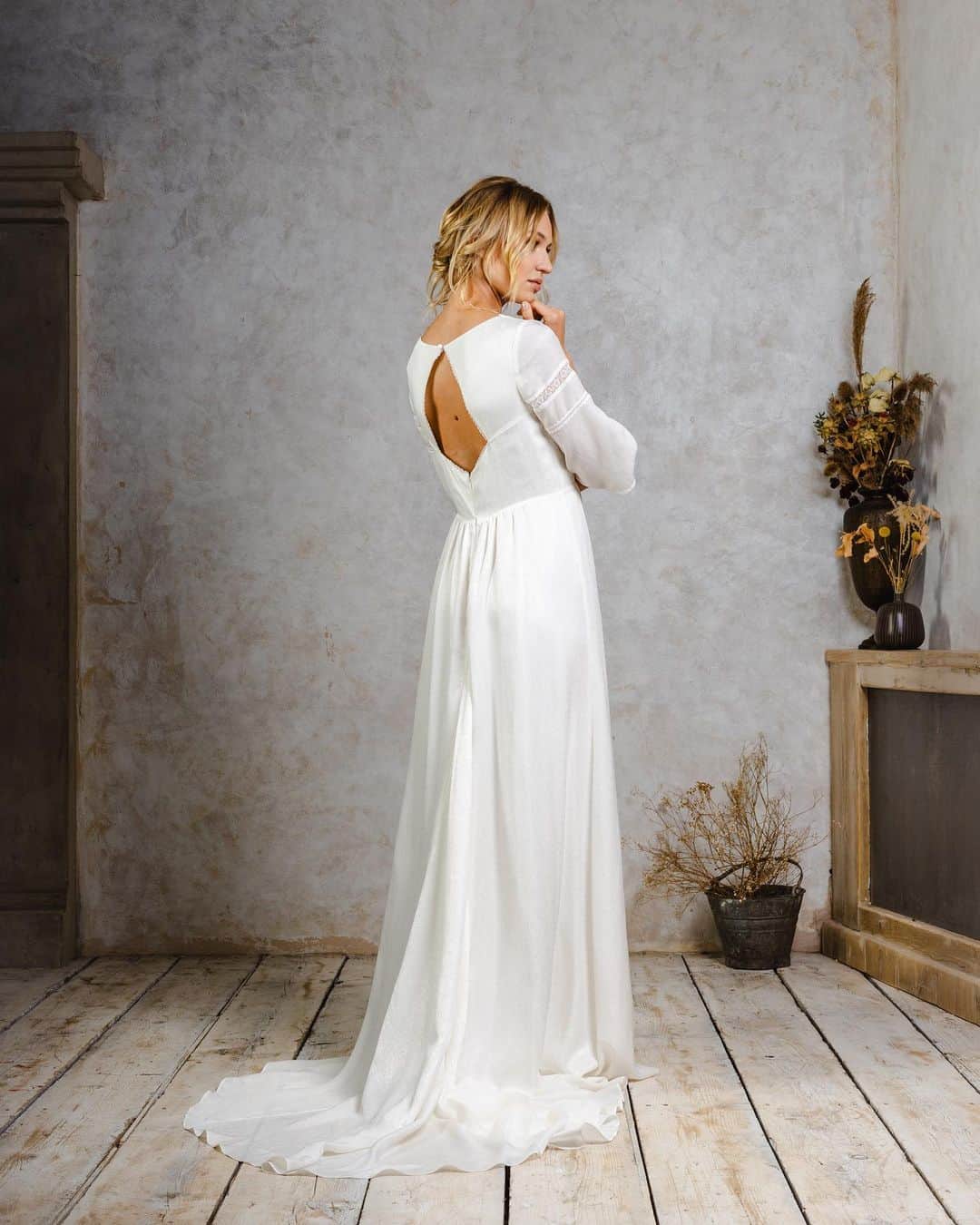 ミナさんのインスタグラム写真 - (ミナInstagram)「“We don’t compromise on comfort or confidence, which is why we don’t follow trends – our brides are our inspiration.” - Miina  The moment has arrived. Our 2023 collection is now live on the website. ❣️   🔗Link in bio   Photographer: @benmellishphotography  Model: @luisehss  Makeup and hair: @joelizabethweddings」11月15日 20時19分 - indiebride.london