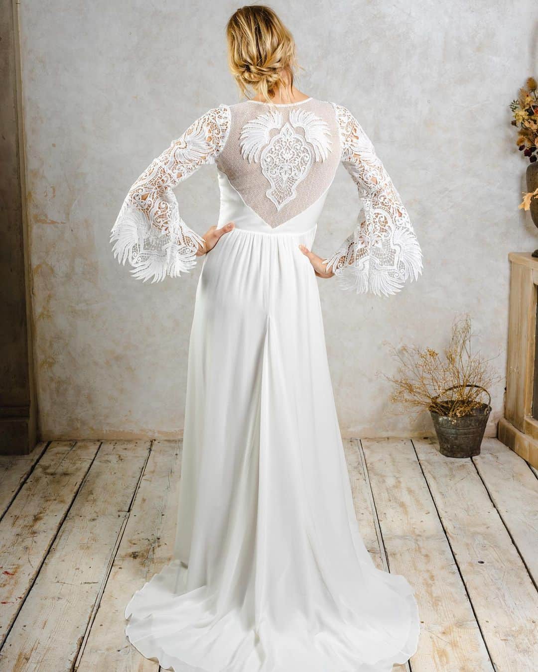 ミナさんのインスタグラム写真 - (ミナInstagram)「“We don’t compromise on comfort or confidence, which is why we don’t follow trends – our brides are our inspiration.” - Miina  The moment has arrived. Our 2023 collection is now live on the website. ❣️   🔗Link in bio   Photographer: @benmellishphotography  Model: @luisehss  Makeup and hair: @joelizabethweddings」11月15日 20時19分 - indiebride.london