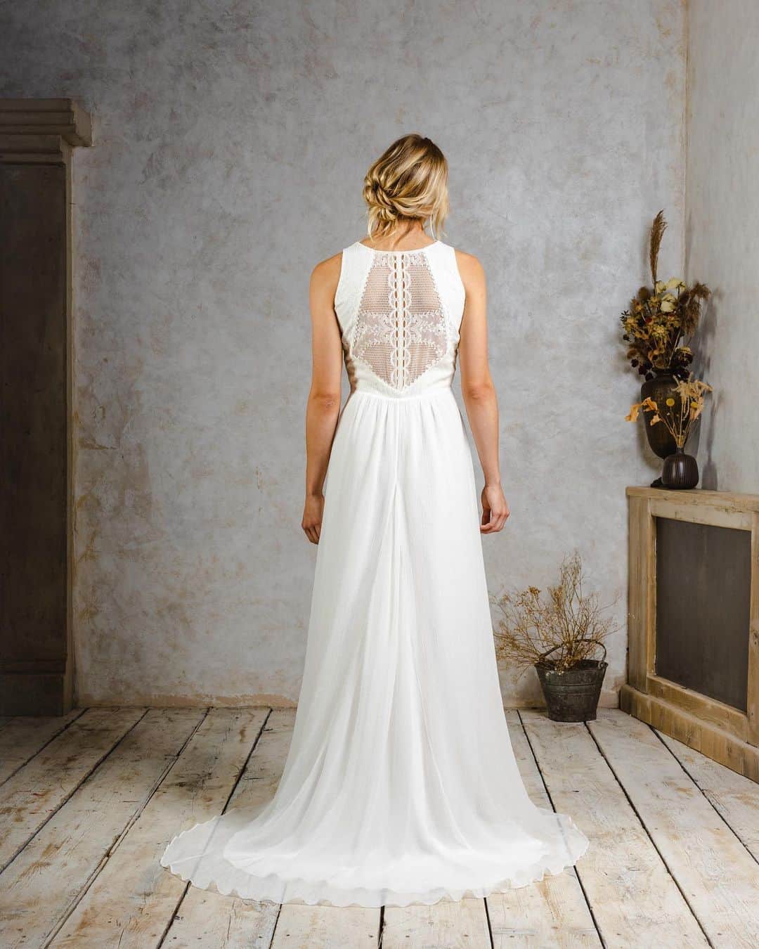 ミナさんのインスタグラム写真 - (ミナInstagram)「“We don’t compromise on comfort or confidence, which is why we don’t follow trends – our brides are our inspiration.” - Miina  The moment has arrived. Our 2023 collection is now live on the website. ❣️   🔗Link in bio   Photographer: @benmellishphotography  Model: @luisehss  Makeup and hair: @joelizabethweddings」11月15日 20時19分 - indiebride.london