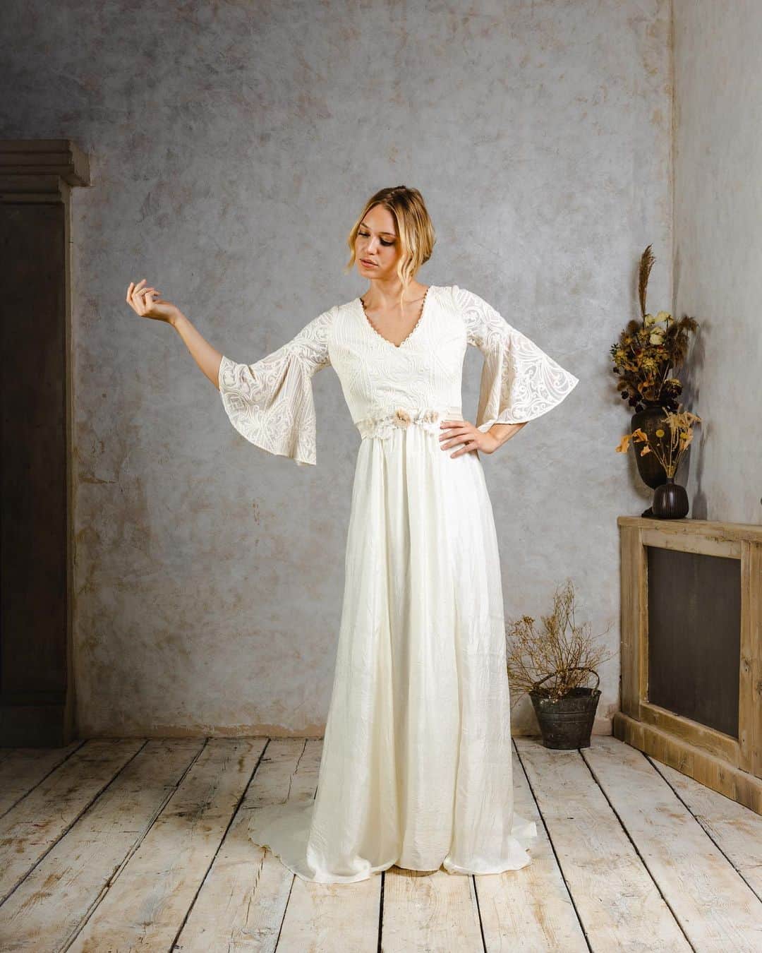 ミナさんのインスタグラム写真 - (ミナInstagram)「“We don’t compromise on comfort or confidence, which is why we don’t follow trends – our brides are our inspiration.” - Miina  The moment has arrived. Our 2023 collection is now live on the website. ❣️   🔗Link in bio   Photographer: @benmellishphotography  Model: @luisehss  Makeup and hair: @joelizabethweddings」11月15日 20時19分 - indiebride.london