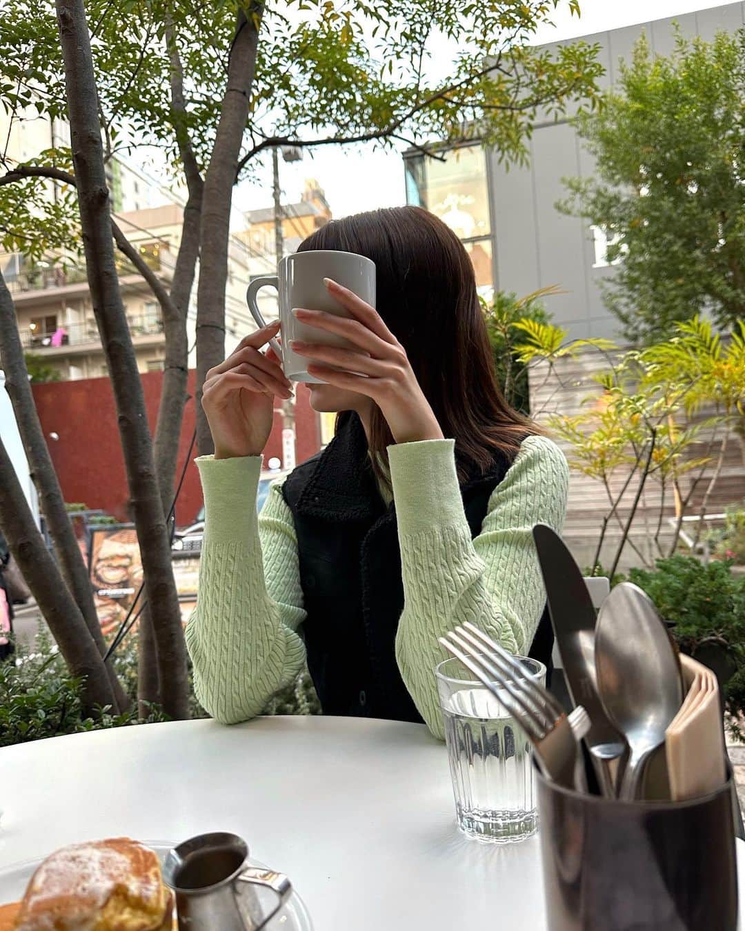 杉枝真結のインスタグラム：「☺︎ 束の間、友人とカフェへ🥞  短時間でも… 心を温かく ホッとさせてくれる 旧友のパワーがすごい。  彼女が注文したパンケーキ ほとんど食べ終わっていたのに お洒落に画角に収めてくれました☺️笑 (そういうところ、好き🫶)  いつもありがとう✨  #プライベート  よし！ 明日からも撮影や収録頑張る！！  とっても寒くなっているので❄️ 皆さん、暖かくして休んで下さいね🎄」