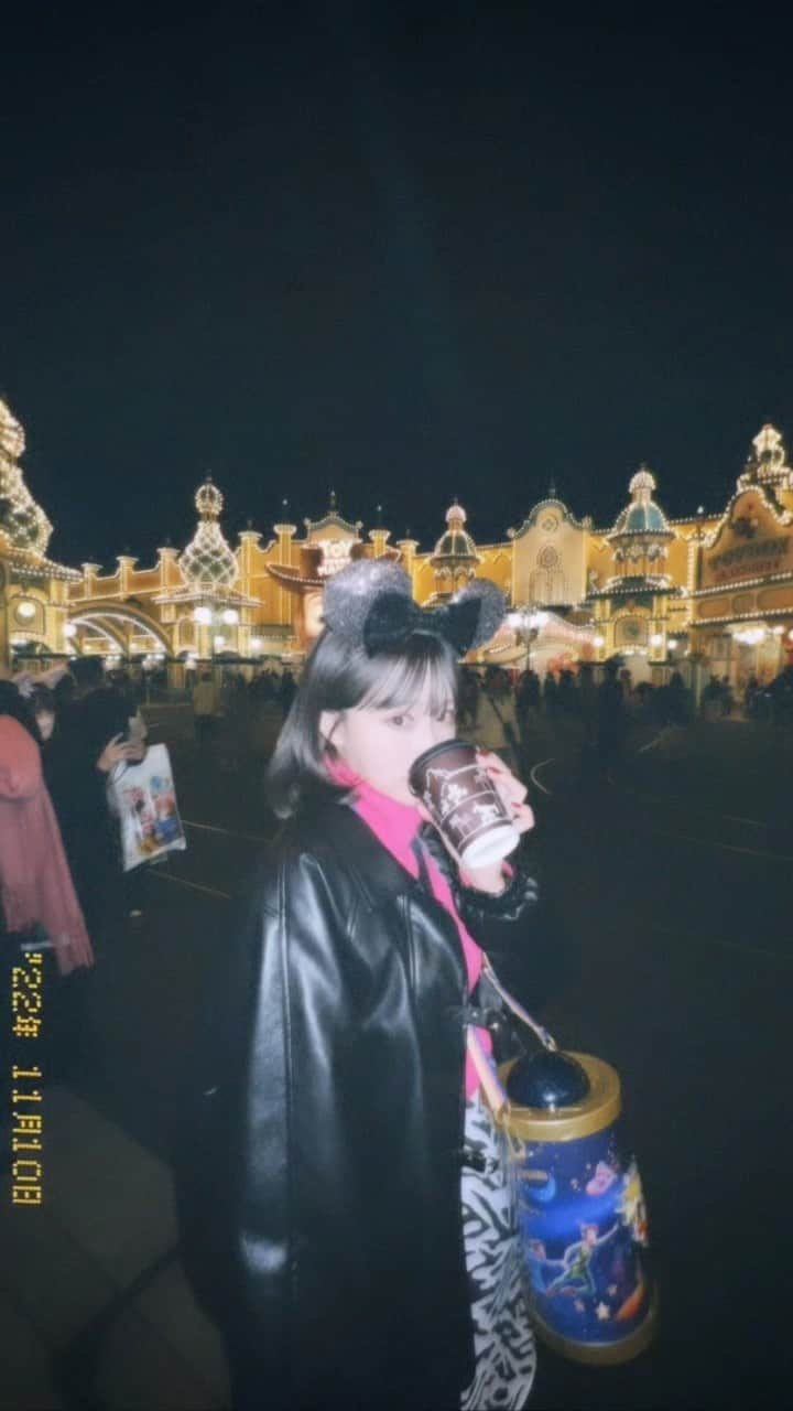 のインスタグラム：「ㅤㅤㅤㅤㅤㅤㅤㅤㅤㅤㅤㅤㅤ ㅤㅤㅤㅤㅤㅤㅤㅤㅤㅤㅤㅤㅤ ディズニー動画第2弾🌟🌟🌟 ㅤㅤㅤㅤㅤㅤㅤㅤㅤㅤㅤㅤㅤ ㅤㅤㅤㅤㅤㅤㅤㅤㅤㅤㅤㅤㅤ この曲聴くと またディズニーへ行きたくなる🐭 ㅤㅤㅤㅤㅤㅤㅤㅤㅤㅤㅤㅤㅤ ㅤㅤㅤㅤㅤㅤㅤㅤㅤㅤㅤㅤㅤ 今度はランドへ行きたいな❤️‍🔥 ㅤㅤㅤㅤㅤㅤㅤㅤㅤㅤㅤㅤㅤ ㅤㅤㅤㅤㅤㅤㅤㅤㅤㅤㅤㅤㅤ #東京ディズニーシー #ディズニーシー #ディズニーコーデ #夢の国 #disney #tds  #disneysea #tokyodisneysea  #フィルムカメラ #フィルム #フィルム写真 #filmcamera #filmphotography  #like4likes #l4l #ディズニーカチューシャ #彼女感 #リール #ディズニー動画 #ディズニー」