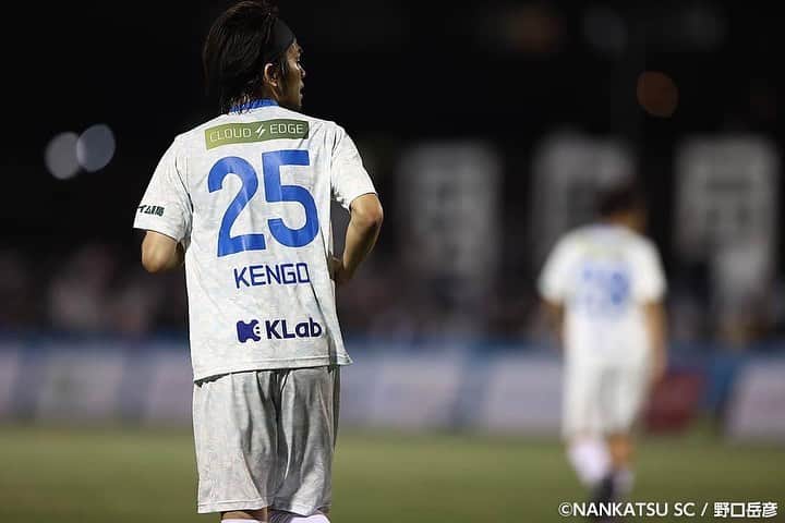 石井謙伍のインスタグラム：「これまで温かく応援・支えてくださったみなさまへご報告があります。  私、石井謙伍は2022シーズンをもちましてサッカー選手を引退する決意を致しました。 これまで私に関わってくださった全てのみなさまへ心より感謝申し上げます。 正直なところ選手としての心残りはありますが、今後の人生を考えていく中でサッカー以外での夢や目標を持つことができ、新たなチャレンジのため今回の決断に至りました。  南葛SCで過ごした4シーズンは、大きな怪我などもあり期待に応えることが出来ず、辛く苦しい時間が長かったように感じます。 しかし2度の昇格を経験でき、南葛SCという魅力的なクラブの歴史の一部に携われたこと、またこのクラブで引退を迎えることができたことをとても誇りに思います。  北海道の小さな町で9歳からボールを蹴り始め、これまで様々な場所でプレーをさせて頂きました。 プロになるまで育てて頂いた花川南イレブン、ADEAM SAPPORO FC、コンサドーレ札幌ユース。 プロになることを夢見て共に切磋琢磨した仲間とのあの日々があって今の自分があります。プロになりたくてもなれなかった仲間の想いを背負いみんなの代表という気持ちでこれまでプレーしてきました。くじけそうな時はそんなみんなが背中を押してくれ走り続けることができました。  プロとして歩んだ18年間、本当に素晴らしい経験をさせて頂きました。 北海道コンサドーレ札幌、愛媛FC、Samut Sakhon FC、南葛SC、それぞれのクラブで関わってくださった監督・コーチ・チームメイト・スタッフ・ファンサポーター・関係者のみなさまに心より感謝申し上げます。  最後に、この場を借りて家族にもお礼を伝えさせてください。  小さい頃から何の不自由もなくサッカーをさせてくれ、どんなときも僕の選択を尊重し応援してくれた両親。 お母さんは僕が小学生の頃、サッカーのルールを勉強するためにレフリーの資格まで取ってくれました。お父さんは毎週末試合会場まで車で送ってくれお休みの日もサポートしてくれました。心からありがとうと伝えたいです。  喜怒哀楽を同じ温度で感じてくれ、隣で支えてくれた妻。妻のポジティブ精神に何度も救われました。 出会った当初は全く料理ができなかったのに僕のために勉強してくれ、慣れない海外でもいつもおいしいご飯を作ってくれました。本当にありがとう。これからも作ってくださいね、お願いします（笑）  自分でチケットを買ってこっそり試合を観に来たり、僕の前では見せないのに陰で孫の自慢をしてくれていたり、北海道から愛媛まで車で応援に来てくれたりした、先日亡くなってしまった大好きなおじいちゃんにも心からありがとうと伝えたいです。  18年間の経験を糧にこれからの人生も楽しく歩んでいきたいと思います。 引き続きご指導ご鞭撻のほどよろしくお願いします。  石井謙伍」
